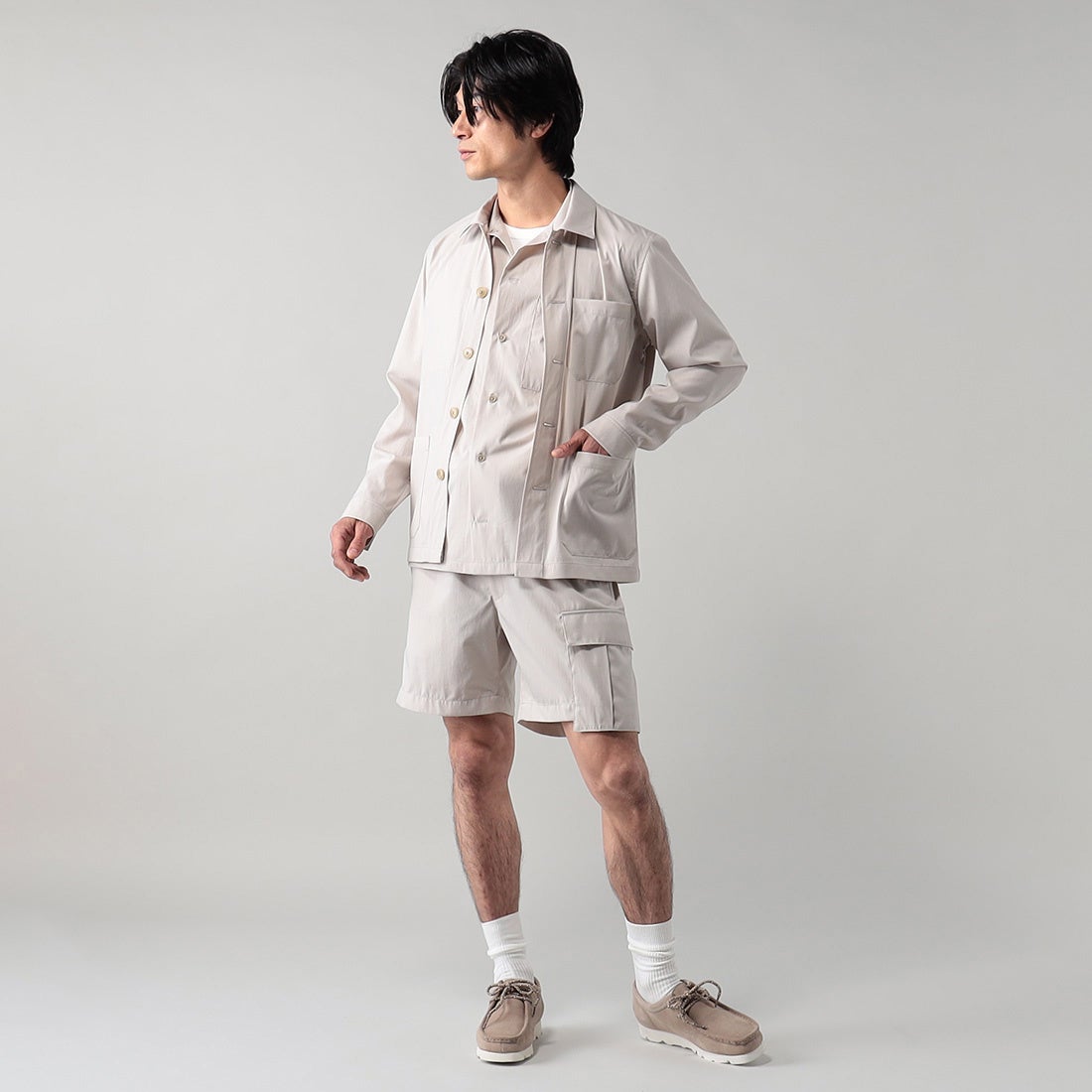 ジャケット¥66,000(税込)・シャツ¥40,150(税込)・Tシャツ¥22,000(税込)・ショーツ¥42,900(税込)