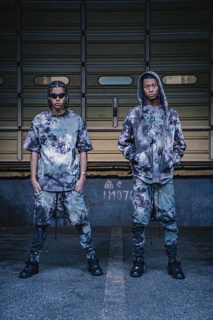 左:半袖カットソー ¥34,100 ショーツ ¥44,000 パンツ ¥47,300 右:フーディ ¥55,000 半袖カットソー ¥34,100 パンツ ¥47,300(すべて税込)