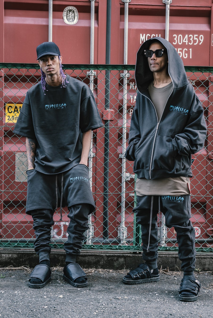 左:半袖カットソー ¥28,600 ショーツ ¥38,500 パンツ ¥41,800 右:フーディ ¥49,500 パンツ ¥41,800(すべて税込)