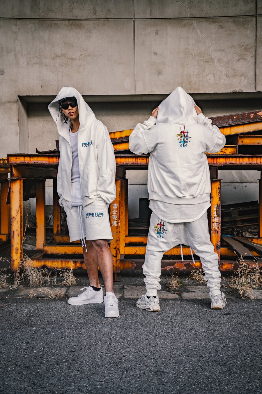 左:フーディ ¥49,500 ショーツ ¥38,500 右:フーディ ¥49,500 パンツ ¥41,800(すべて税込)