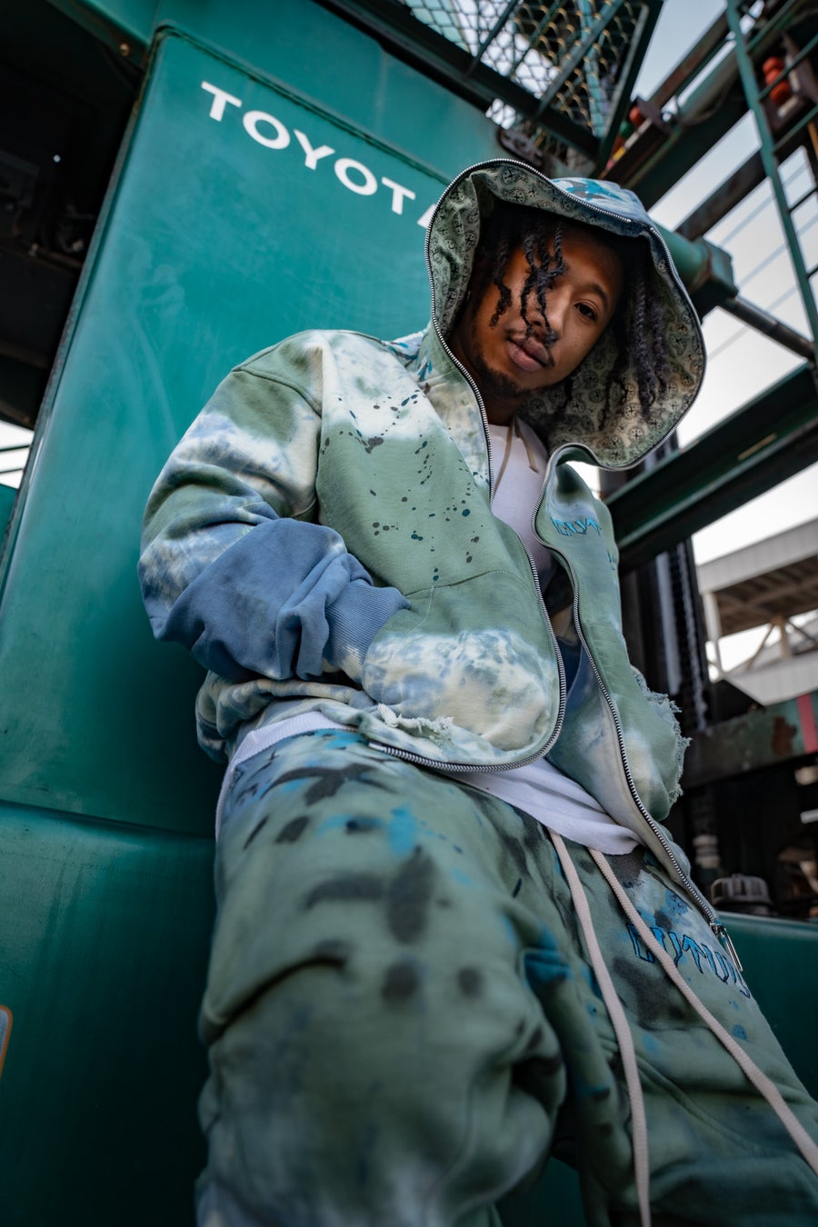 フーディ ¥99,000 パンツ ¥88,000(すべて税込)