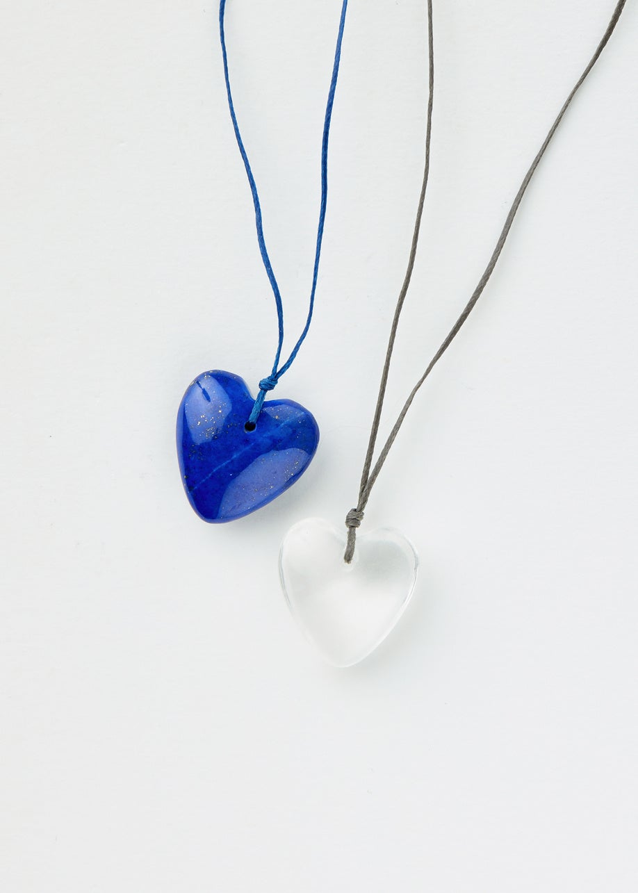 （左）中にゴールドの粉が混じり神秘的な雰囲気を持つロイヤルブルーのラピスラズリ （右）クリアな透明感が魅力のクオーツ