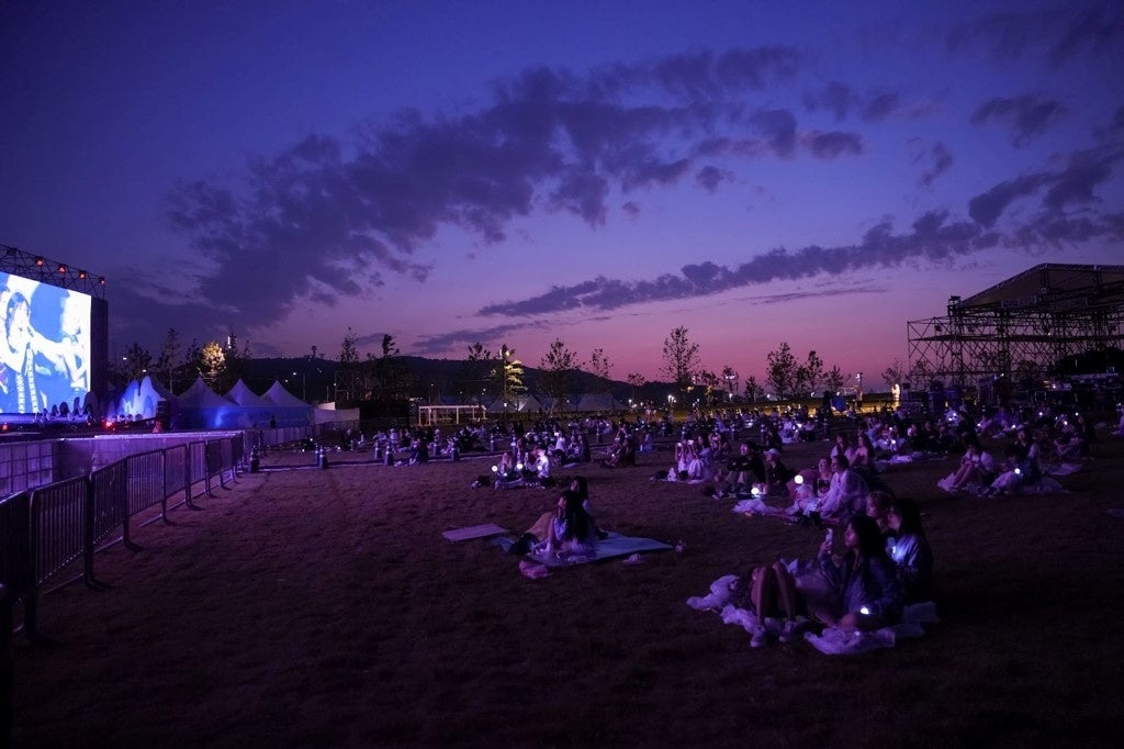 「Weverse Con」をディスカバリー・パークの大型スクリーンで楽しむ「LIVE PLAY」全景