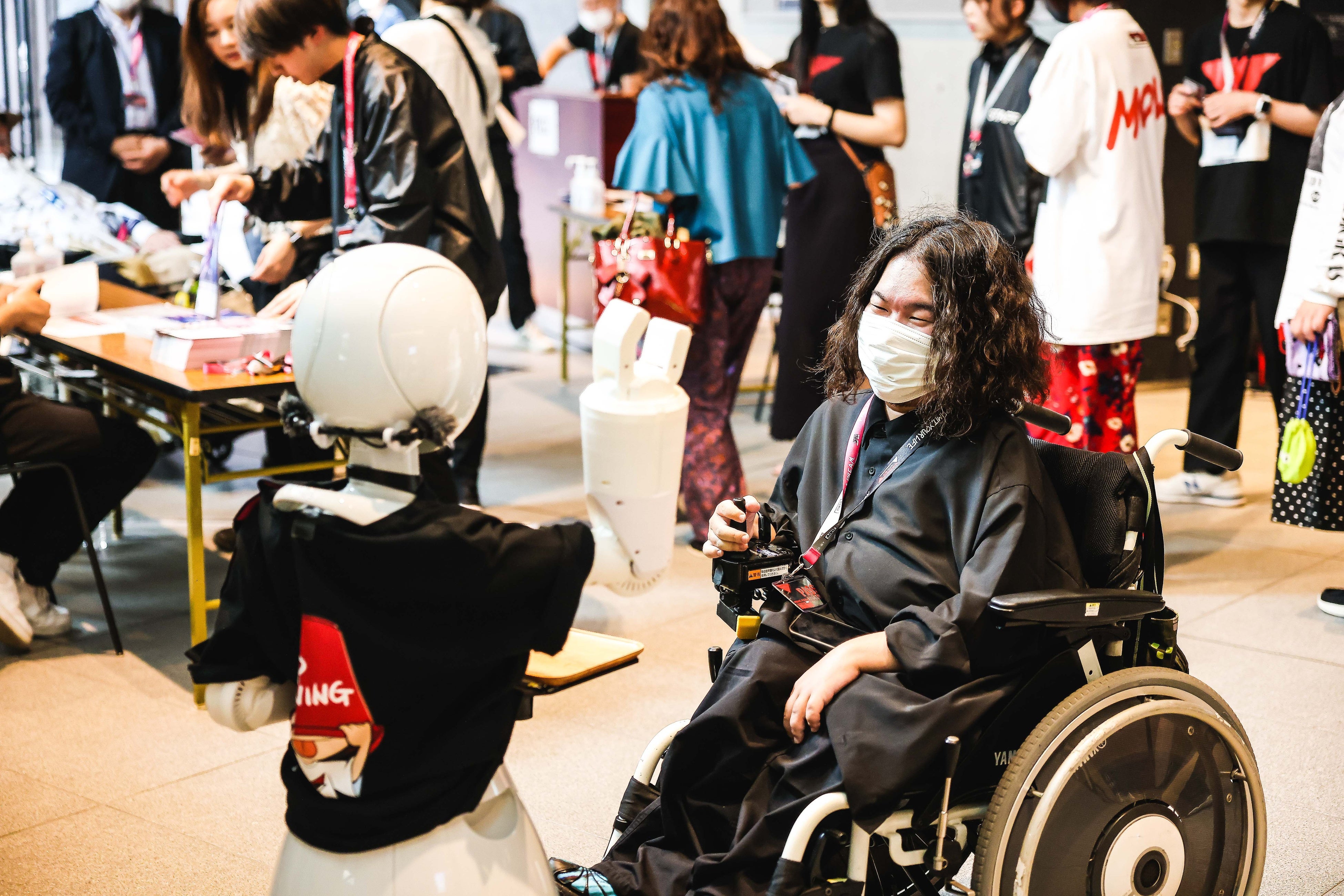 MOVE FES.2023での 「01 ROBOT POP-UP STORE」接客の様子