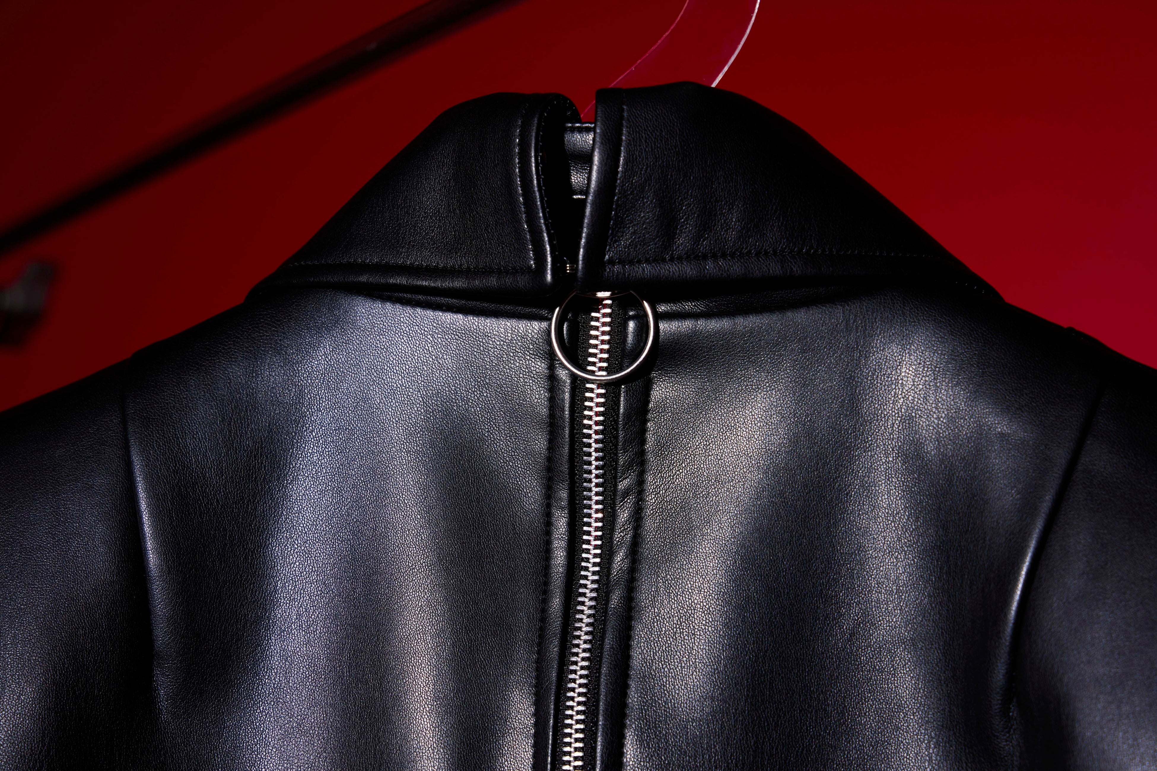 着せやすい背面ジップ