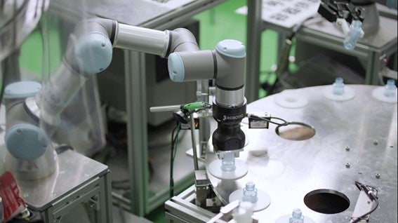 先端軸が無限回転するUR3eをキャップ締めに使用