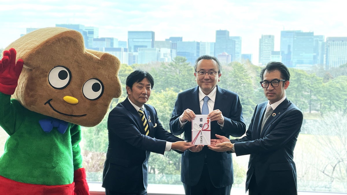 ▲左から当社代表 松本、東京コミュニティ財団 田島様、群馬銀行 松村様