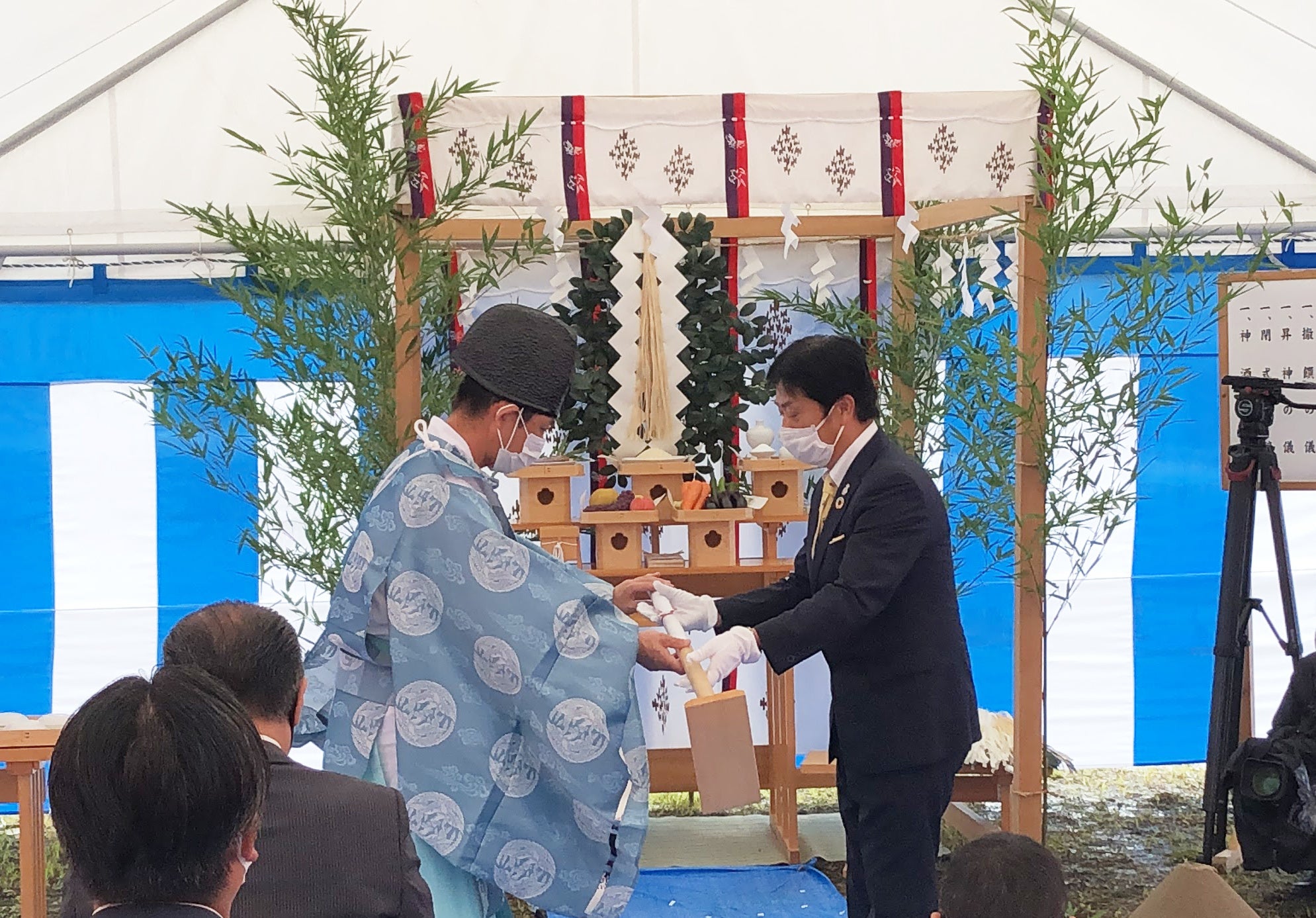 地鎮祭の様子(写真右：当社 代表取締役 松本)
