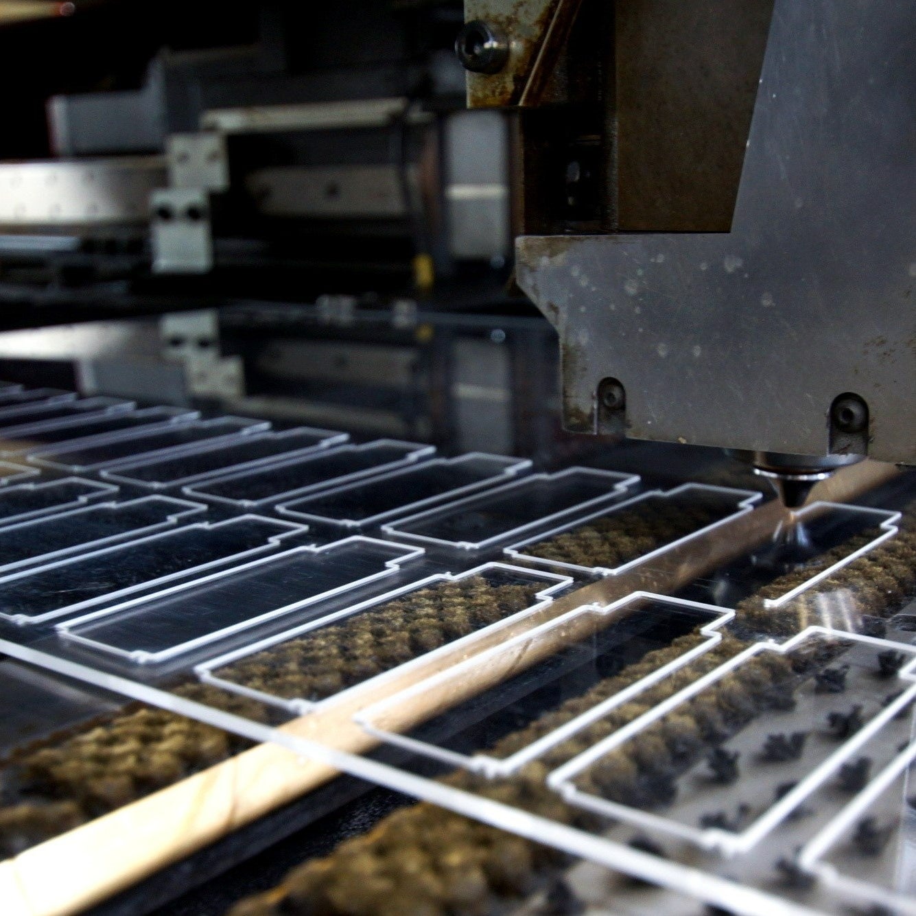 アクリルパネル加工の様子