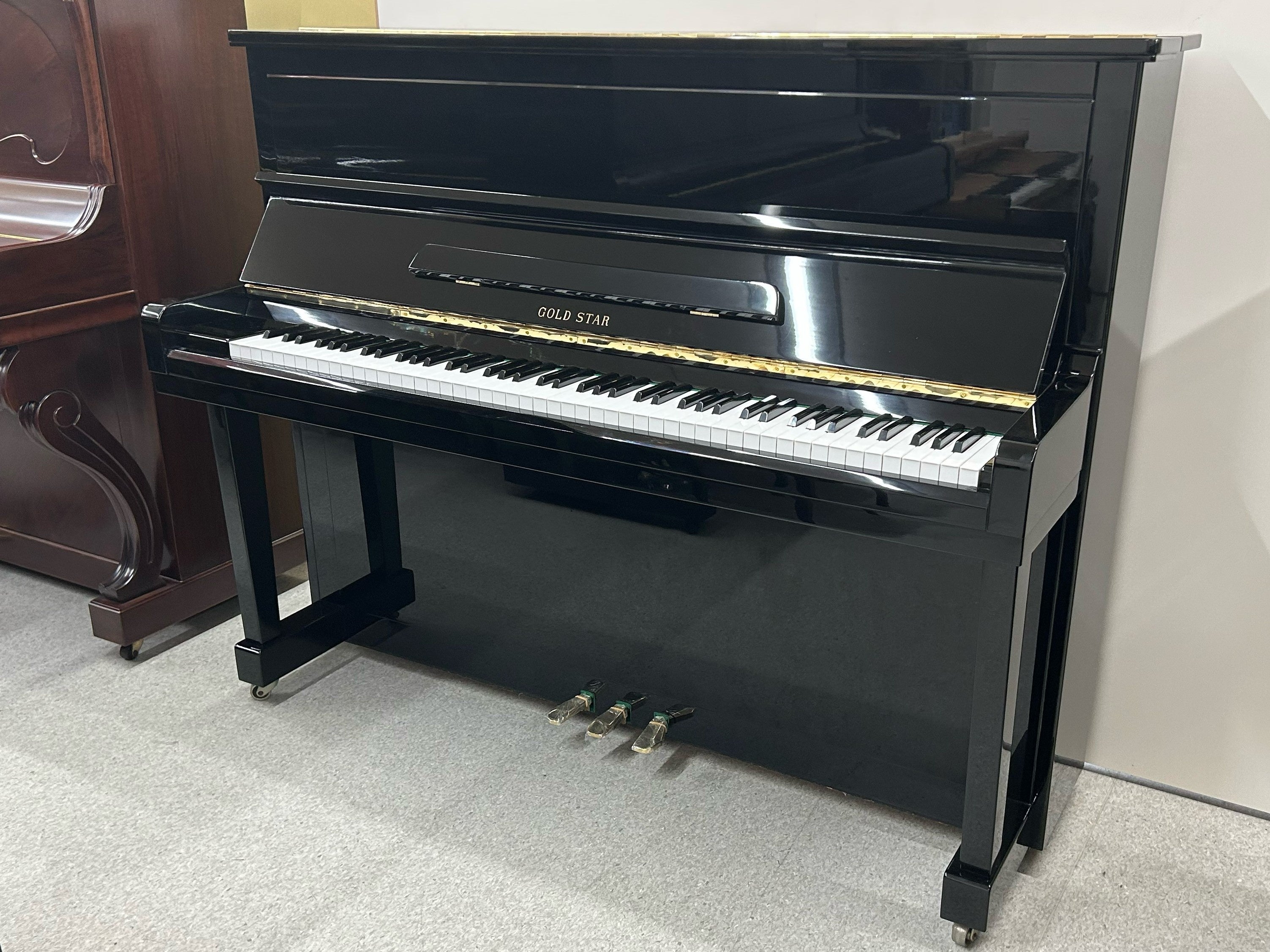 ストリートピアノとして設置するピアノ GOLD STAR（東海楽器製造株式会社）