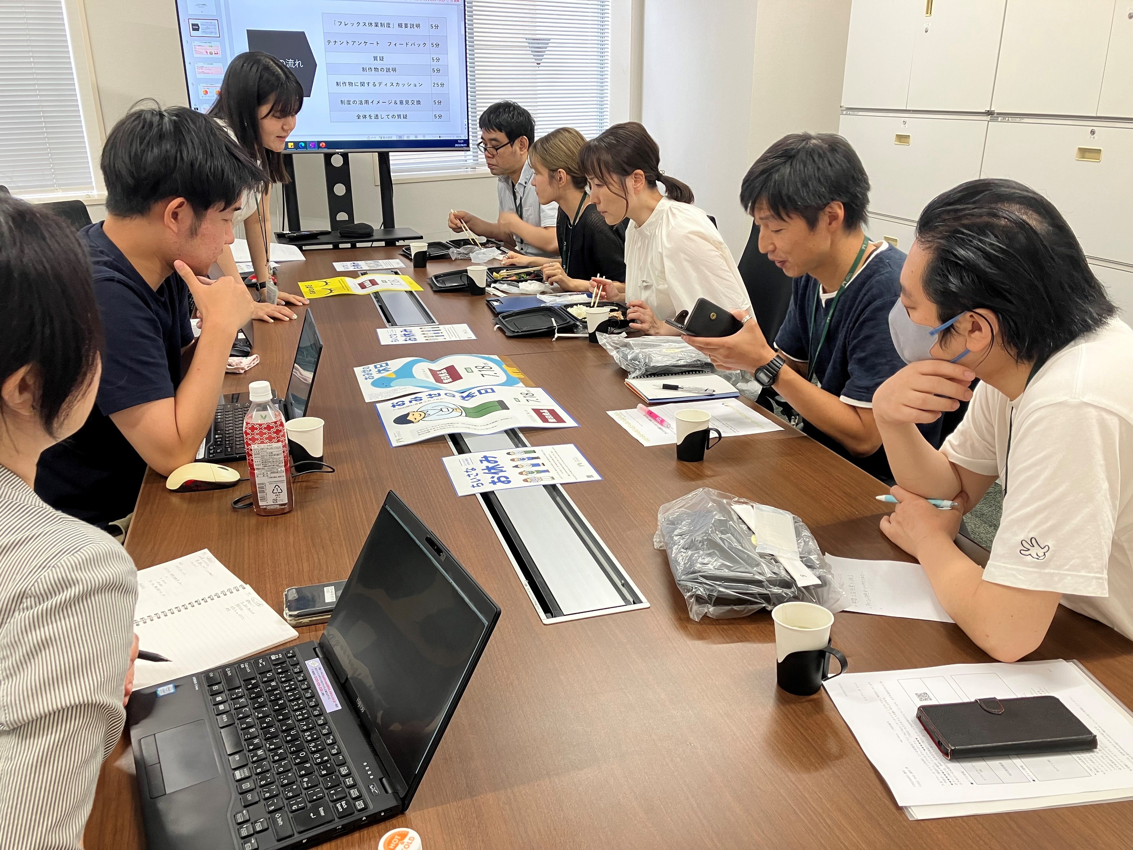 ▲ フレックス休暇制度「おみせの休日」導入に向けて ディスカッションを行う当施設従業員および当社社員
