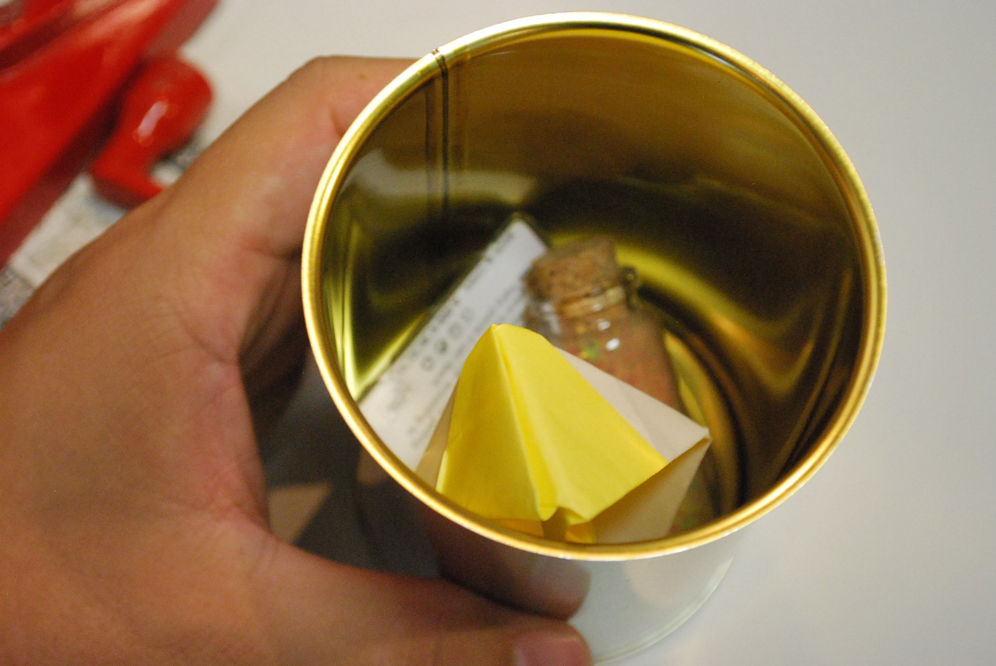 缶に詰める様子