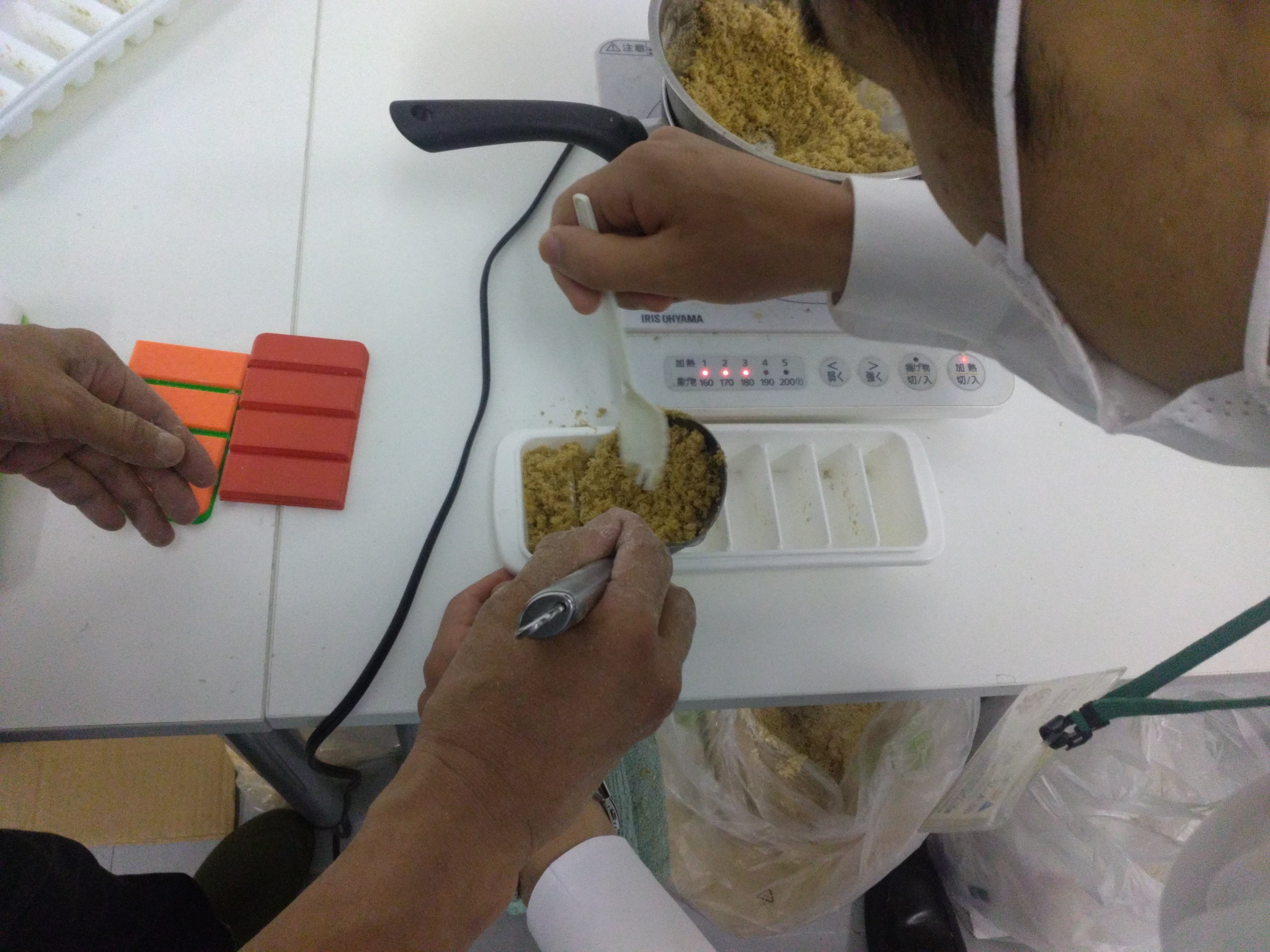 着火剤作成の様子