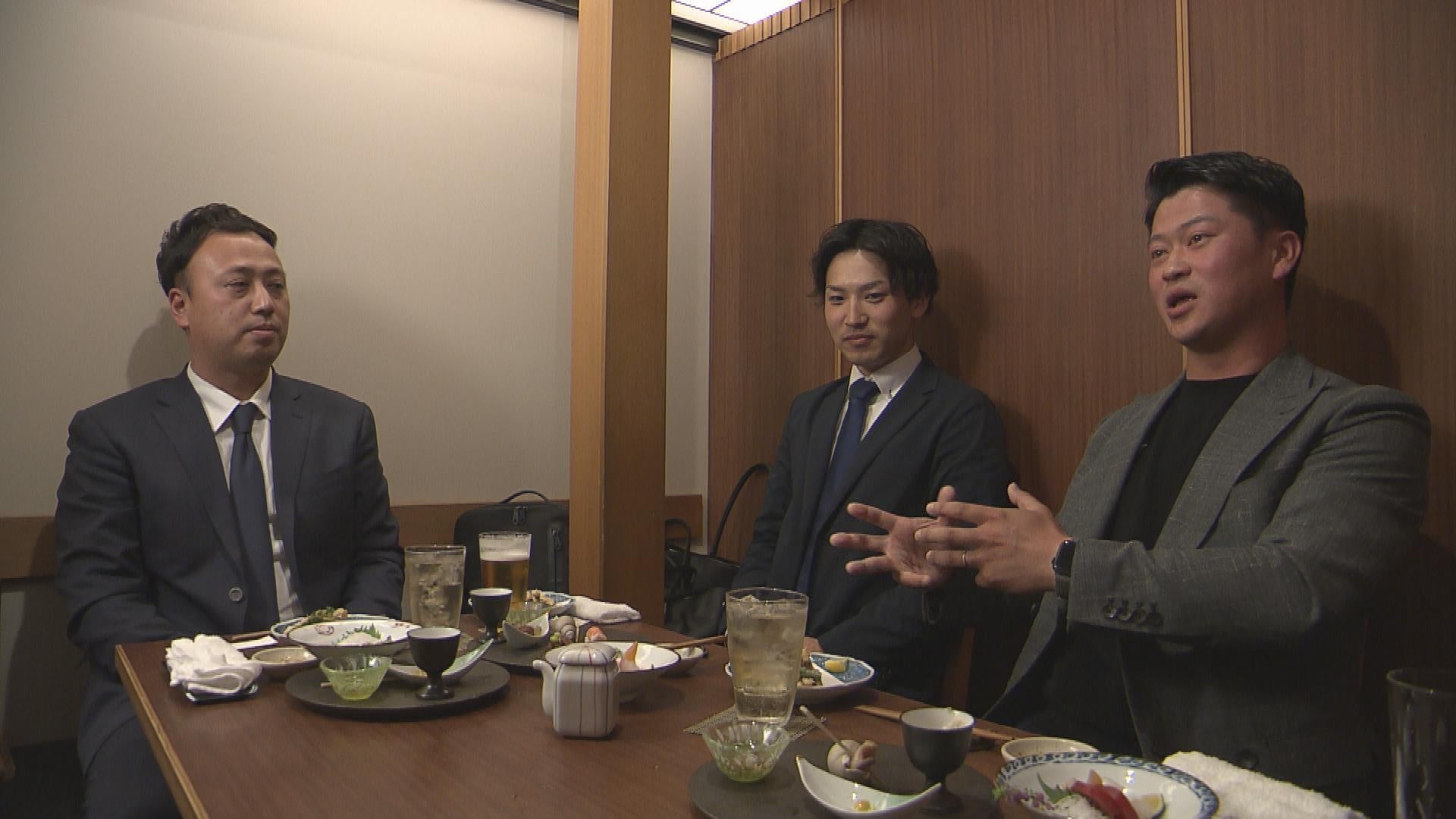 左からキャプテンの中村大地さん、 9回のドラマを演出した １番打者の切手孝太さん、エース・伊藤直輝さん