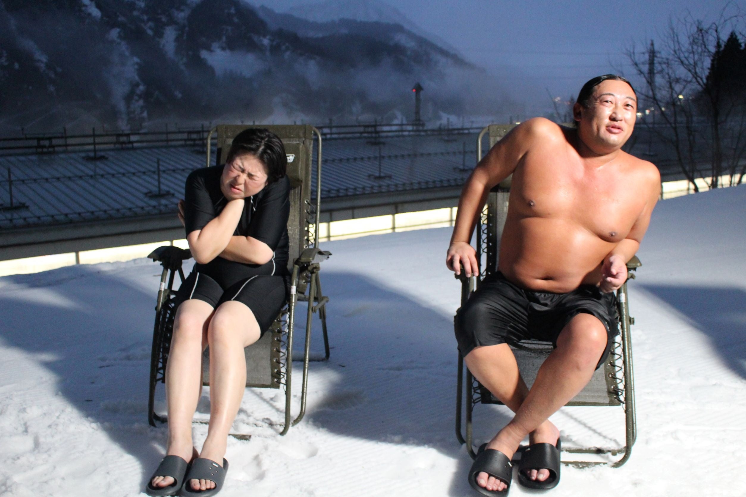 「雪上サウナ」をタイケンするロバート秋山と森三中大島