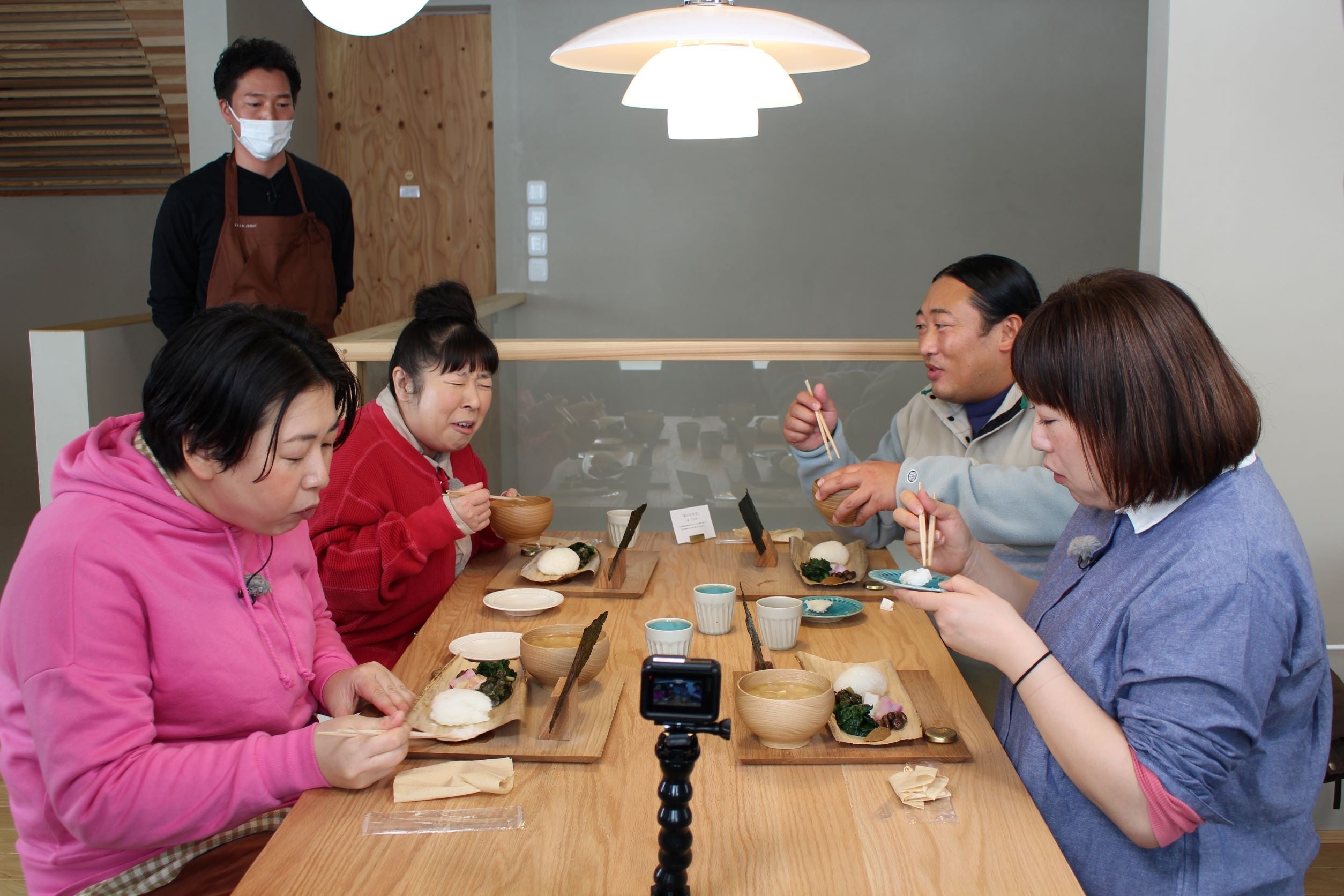 最上級のお米で作ったおむすびを味わう４人