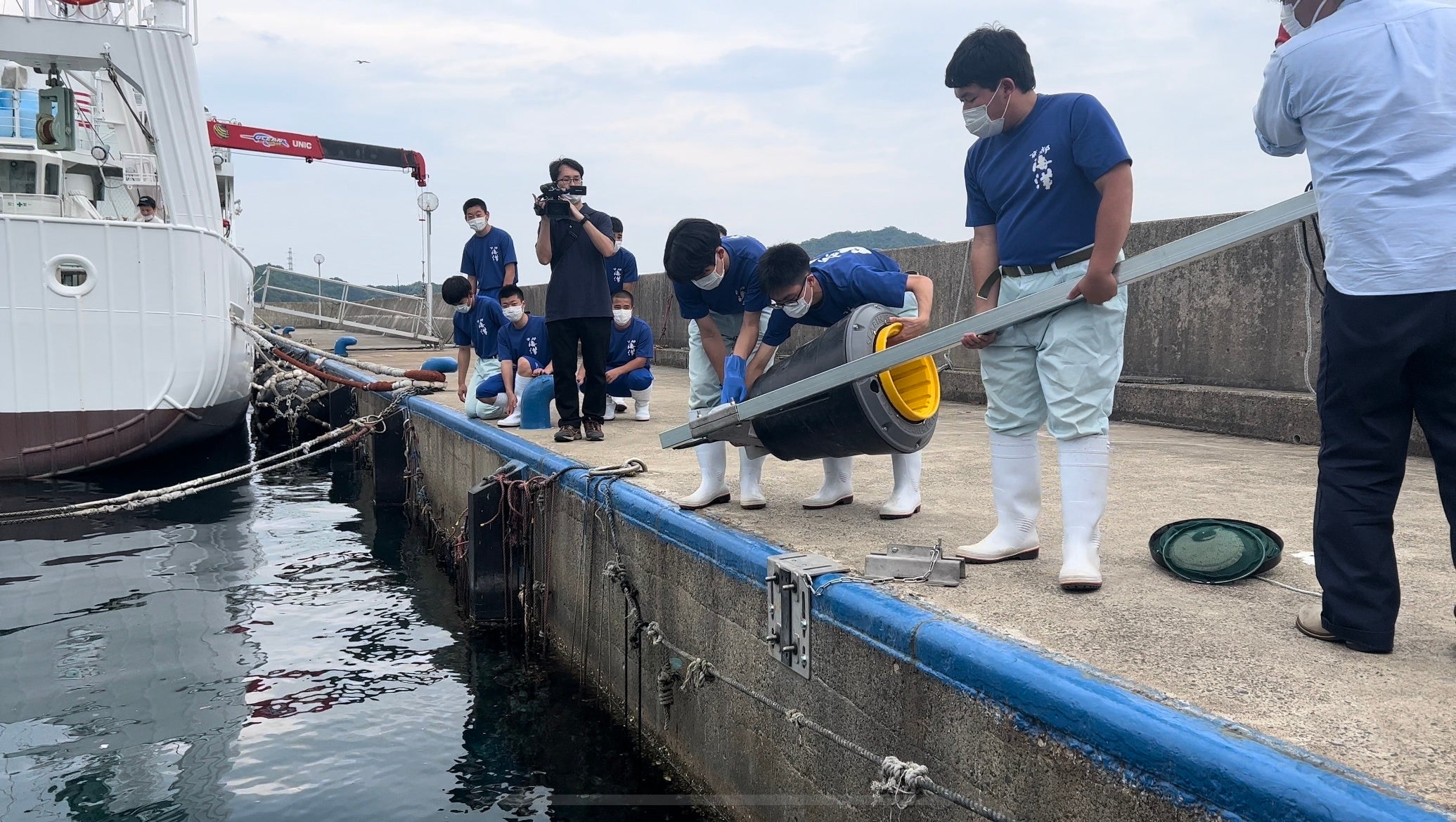 海洋浮遊ゴミ回収機SEABINを設置している様子