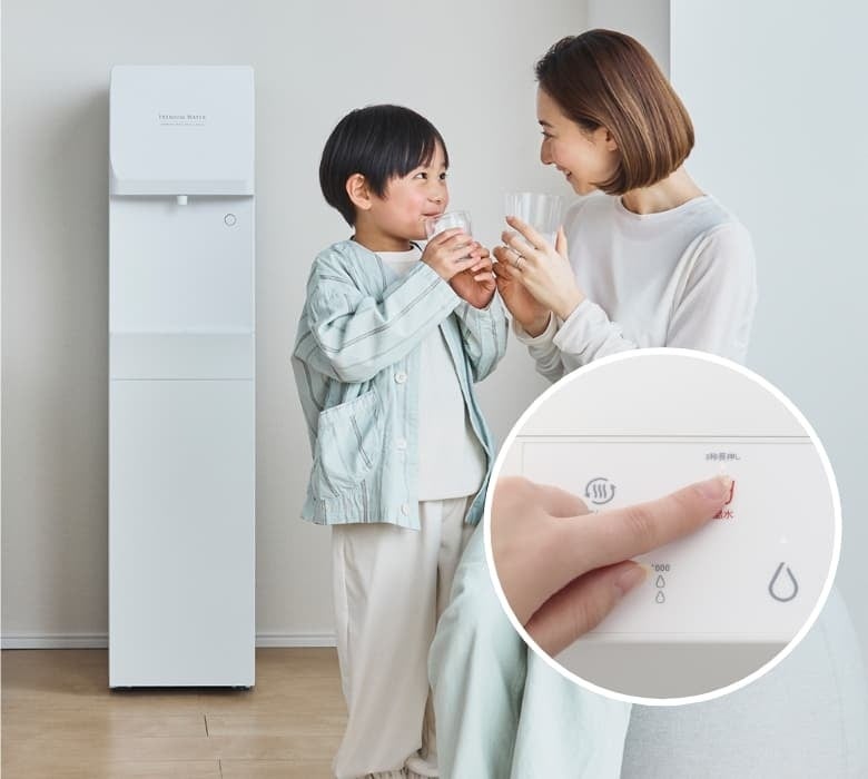 フロント冷水ボタン」搭載で小さなお子さまでも使いやすく、ボトル下