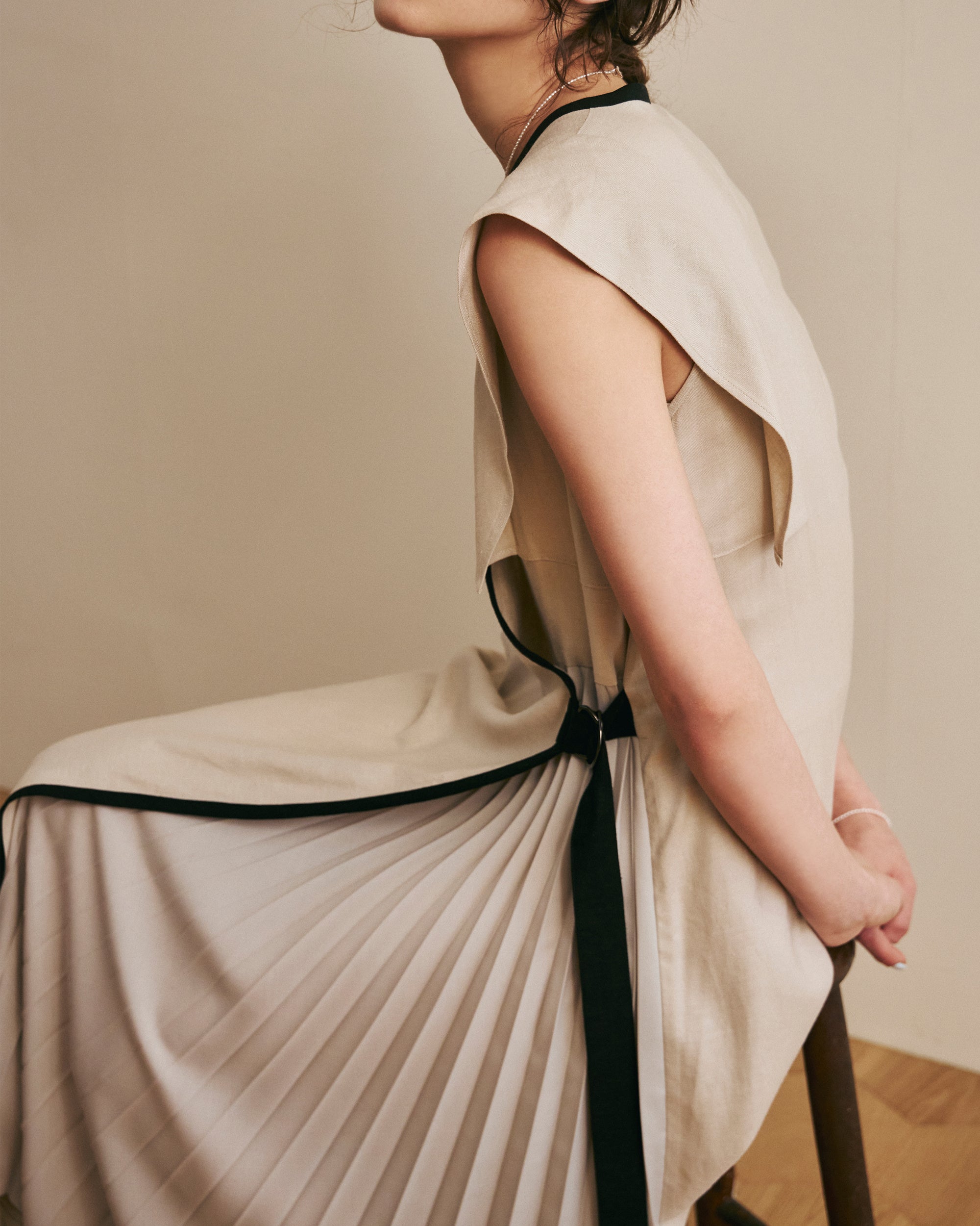 定価4.4万 EZUMI PARIGOT別注 SIDE PLEATS DRESS 定価4.4万 EZUMI PARIGOT別注 SIDE PLEATS DRESS