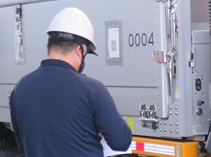 コンテナのQRコードと運行表のQRコードをスマートフォン専用アプリでペアリングし、出発