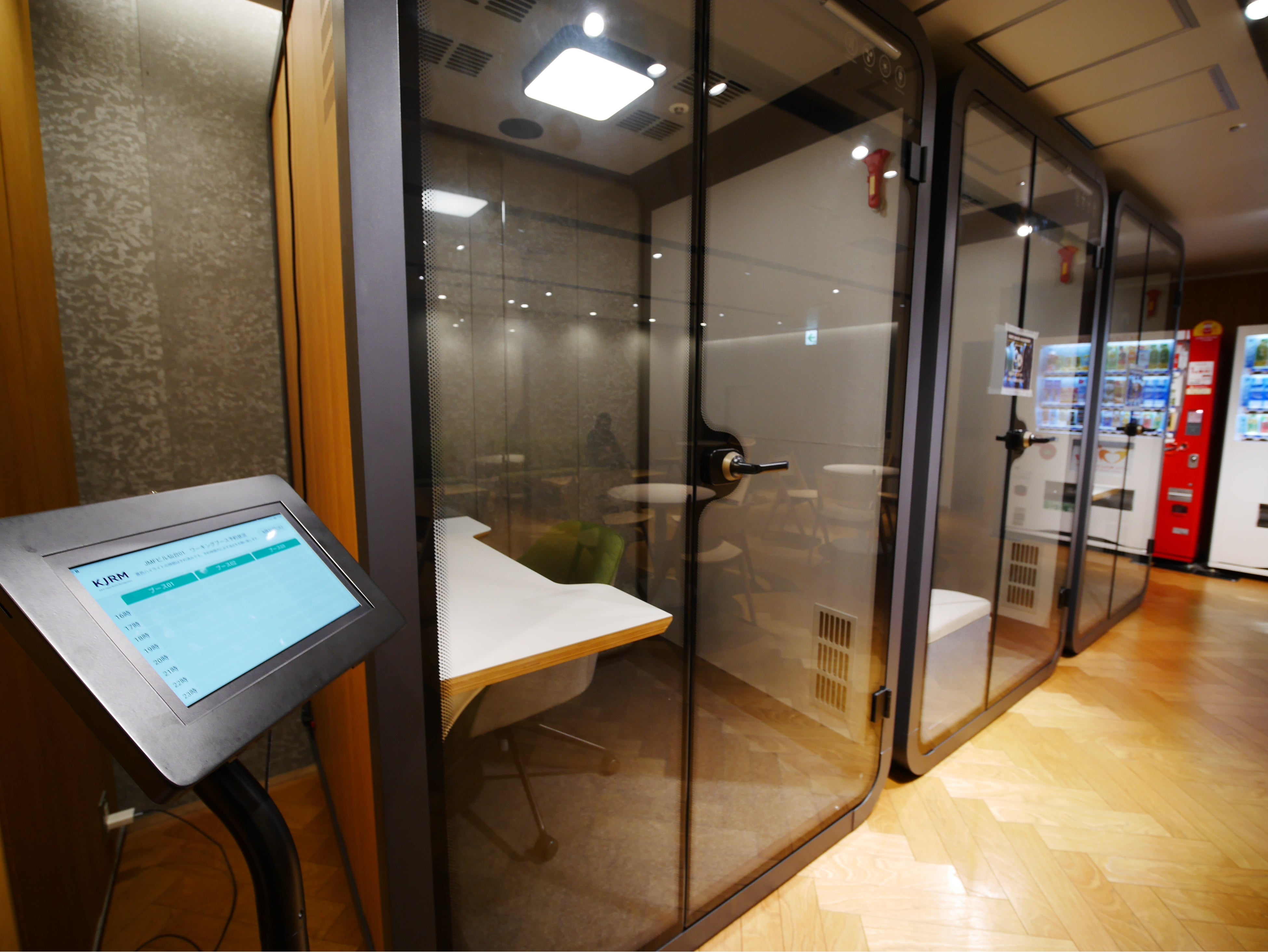 ブースの利用状況を表示するタブレット等も設置