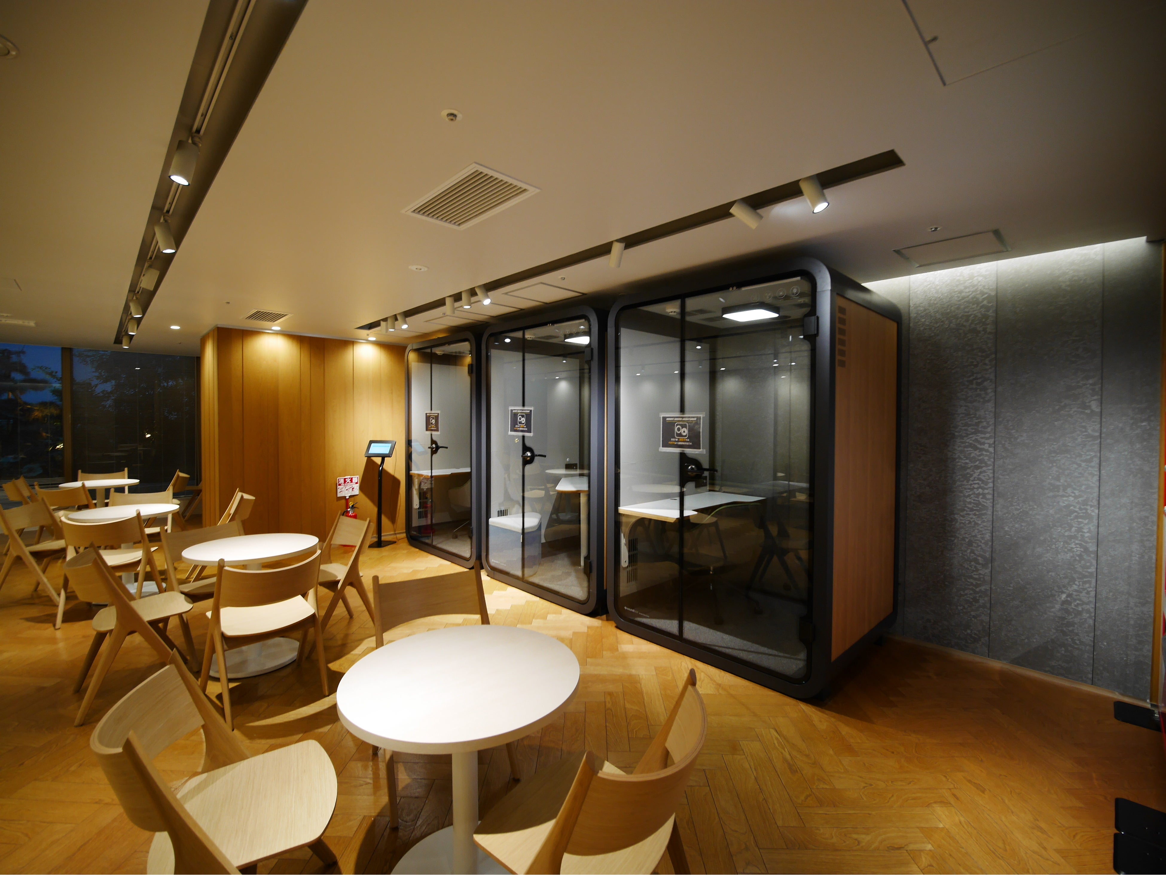 ビルのラウンジにワーキングブース「SilenceBooth」を設置