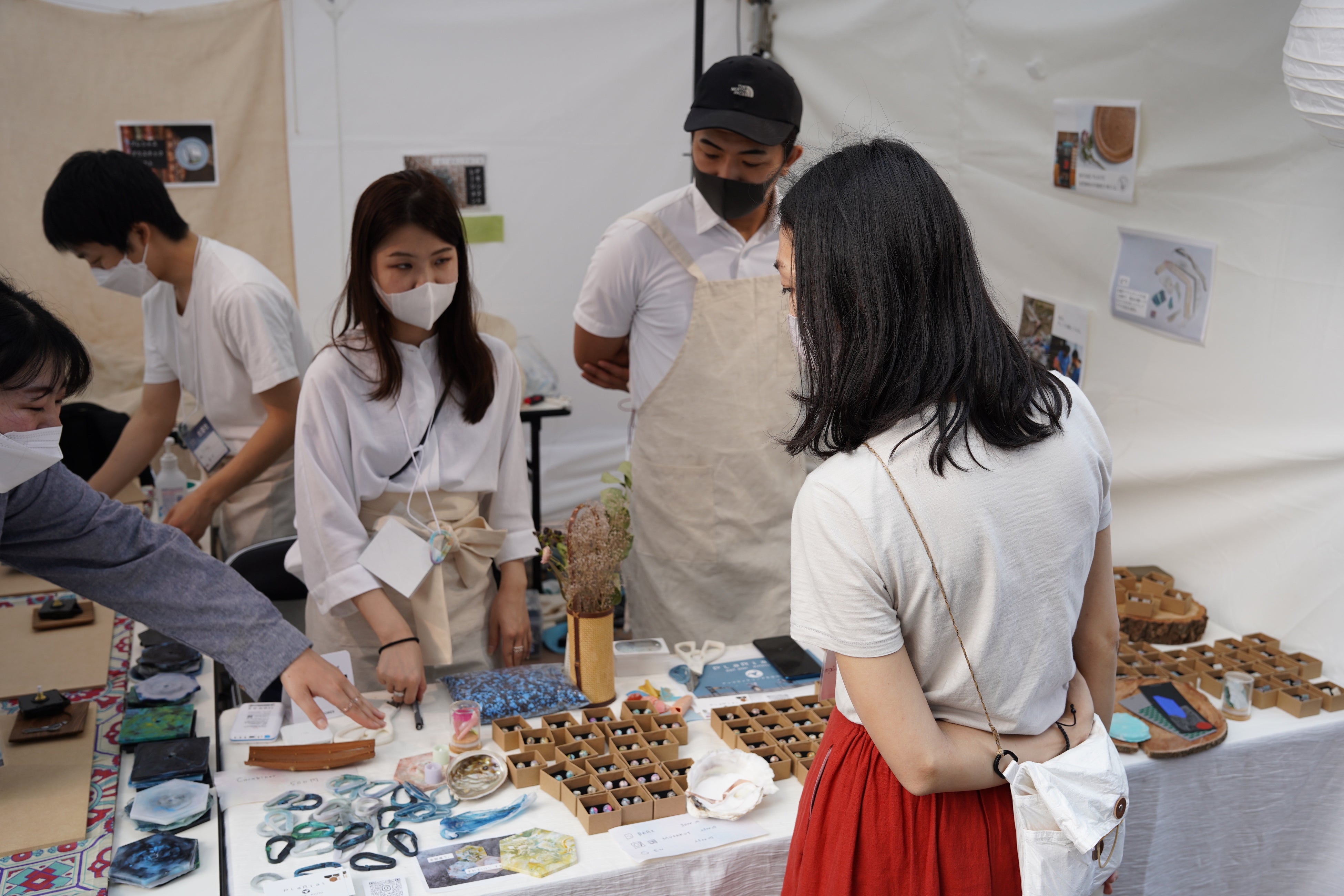 端材や海ごみからできた一点物のアクセサリーや雑貨の販売と、雑貨のアップサイクル品作りなどのワークショップを実施した「PlaRial」