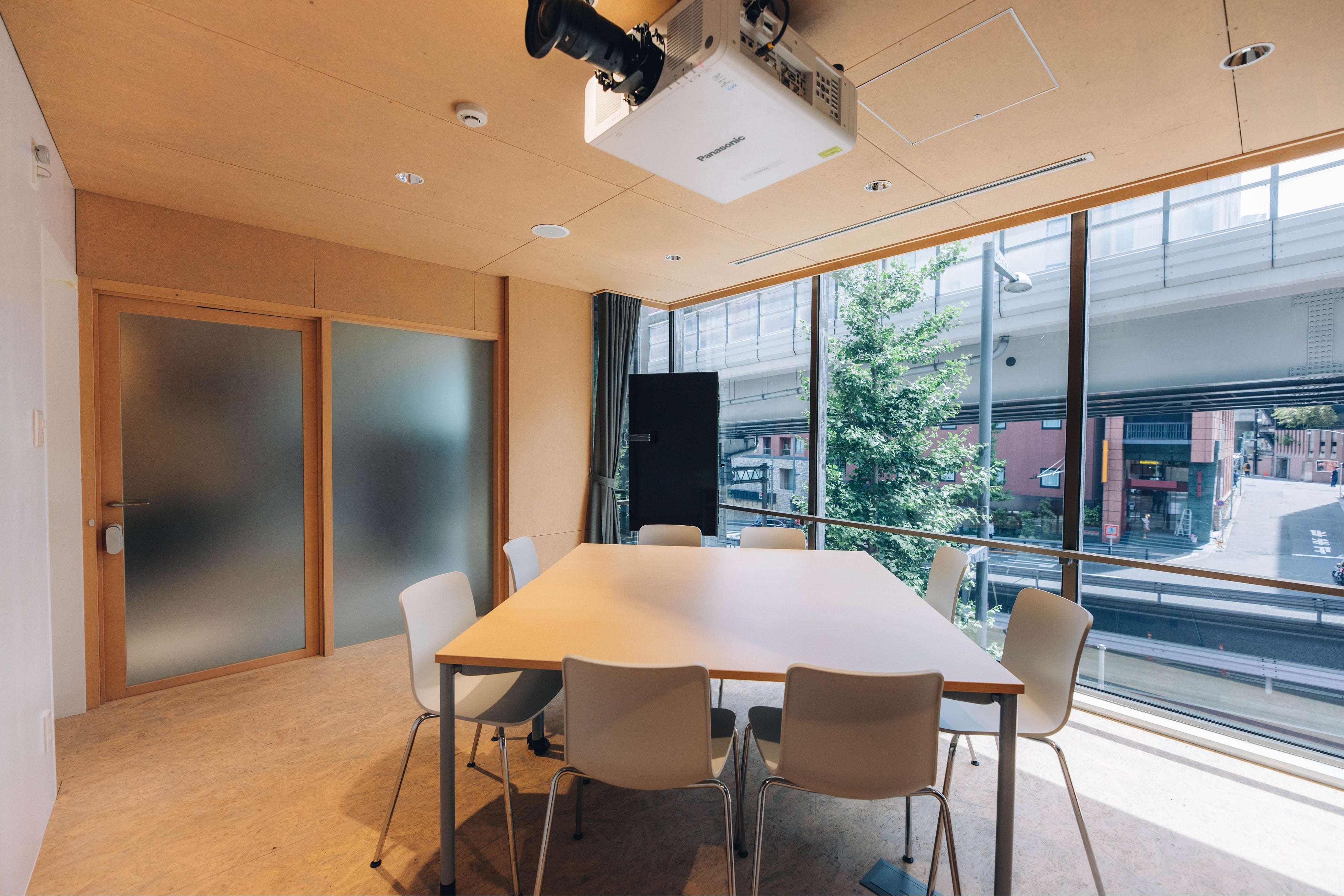 窓が大きく多目的に使えるミーティングルーム