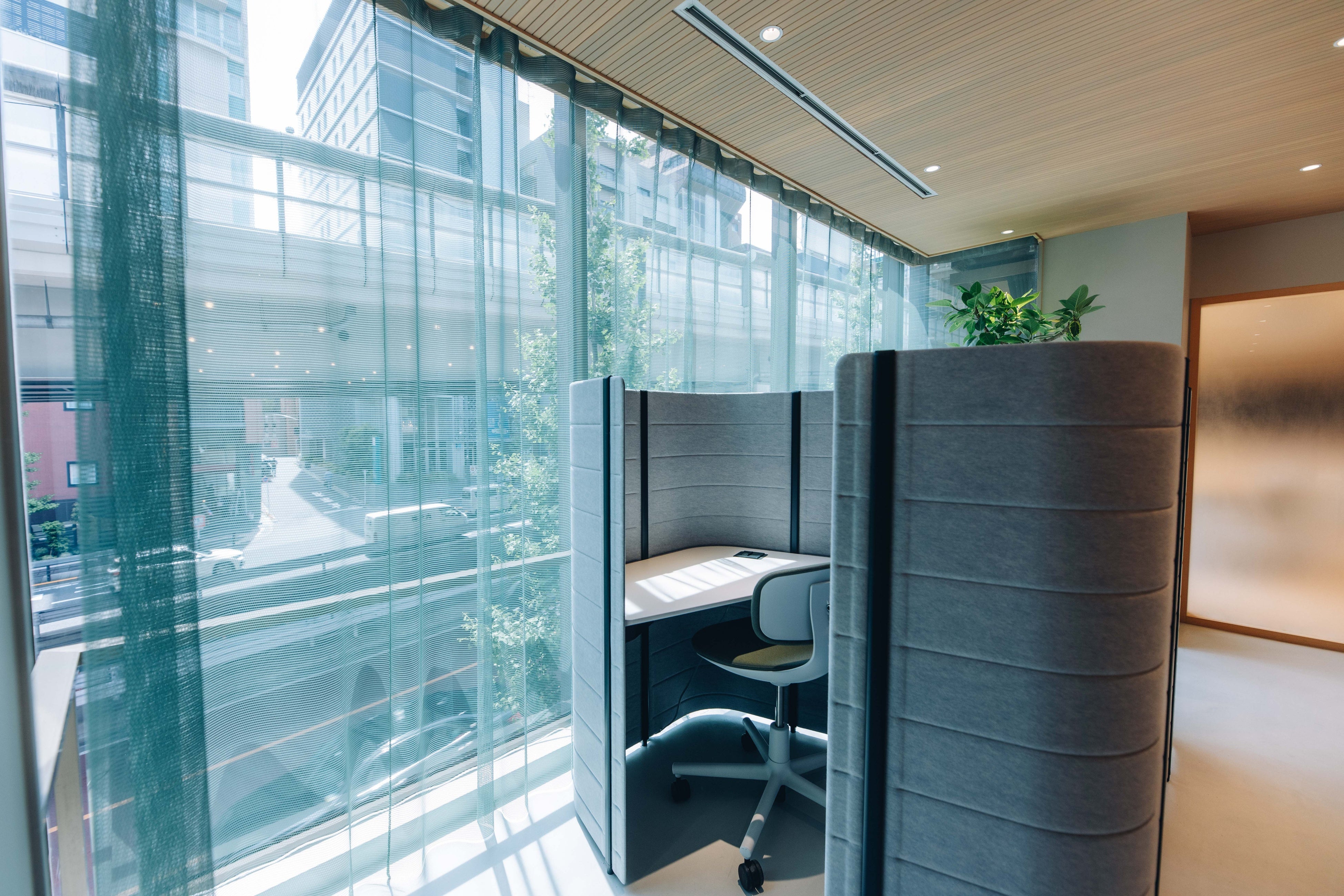 オンライン会議や集中力を高めたい時に人気の一人席