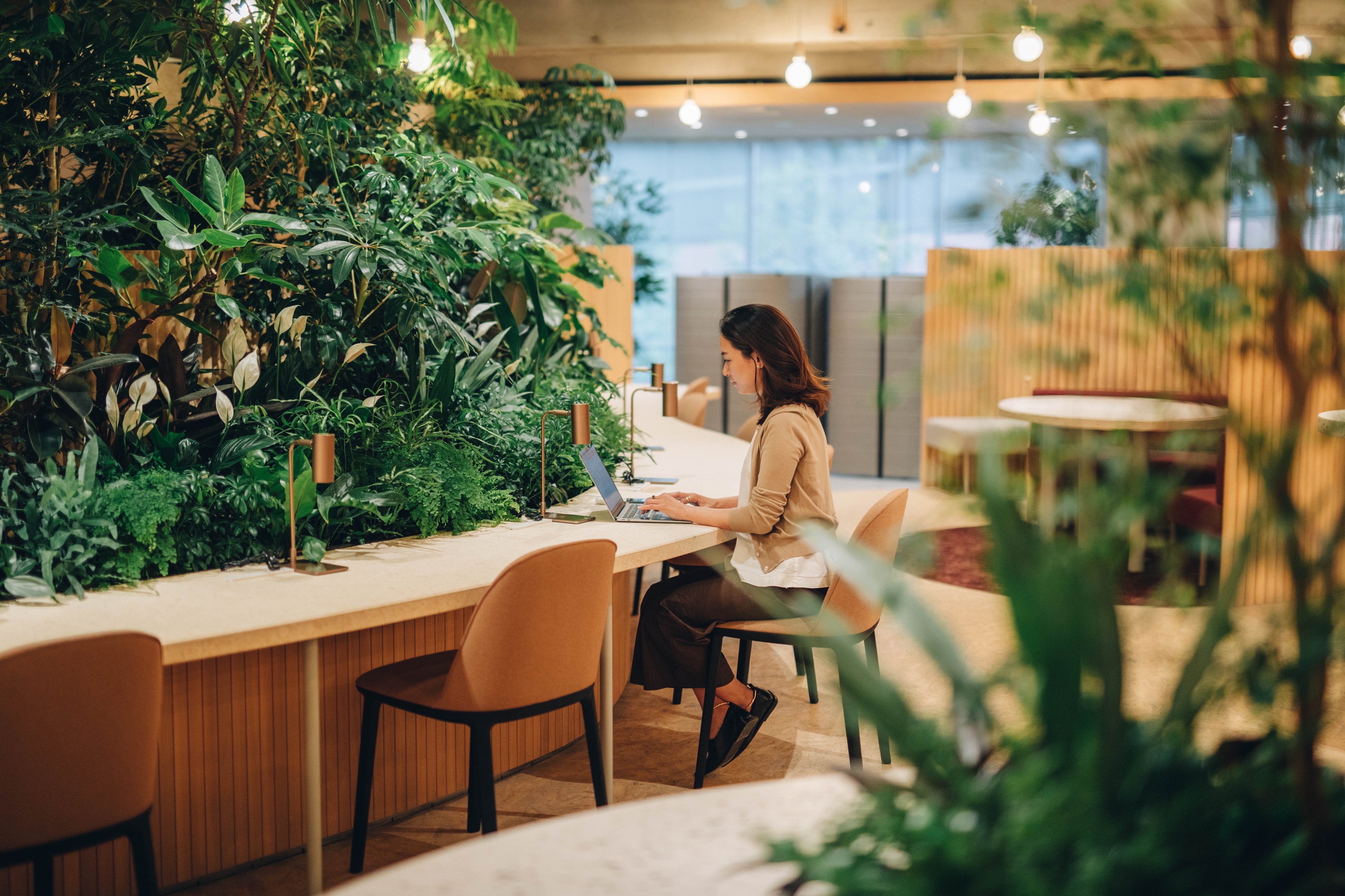 座席は自由に選べるフリーアドレス制