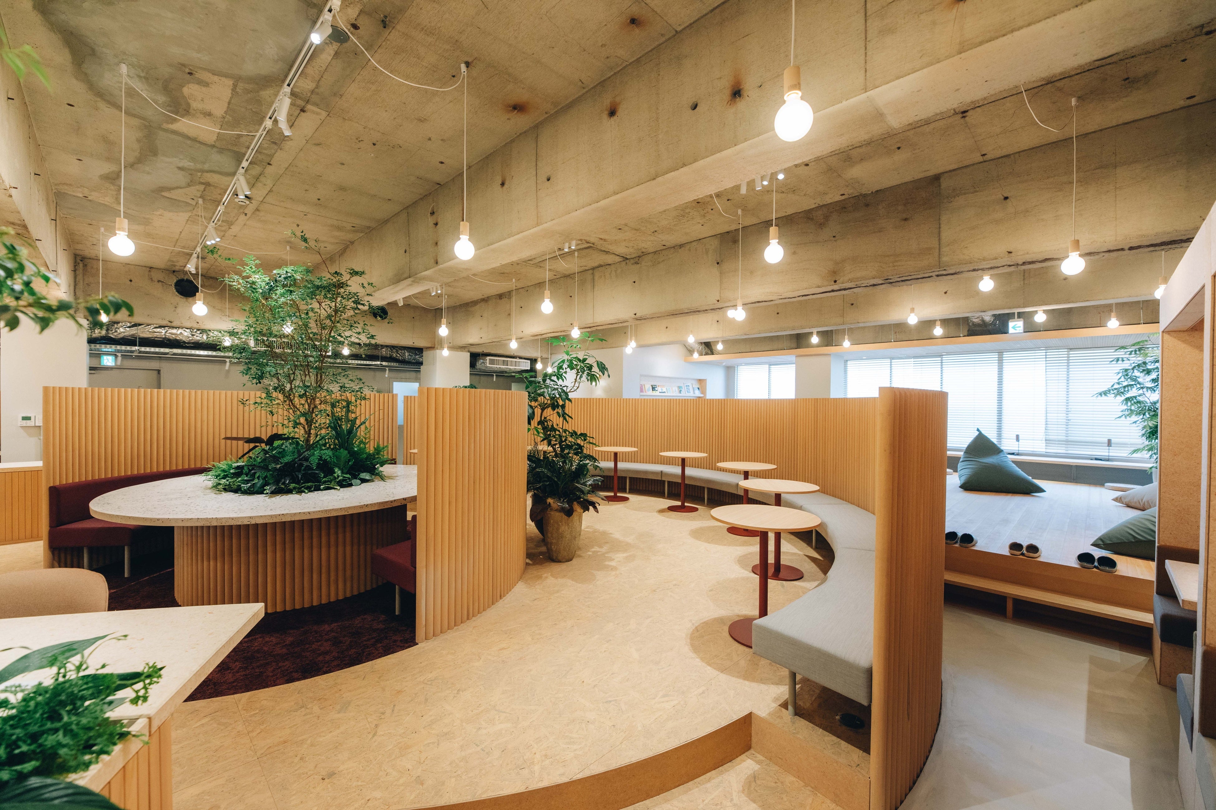 木製パーテーションで緩やかにゾーニングした空間