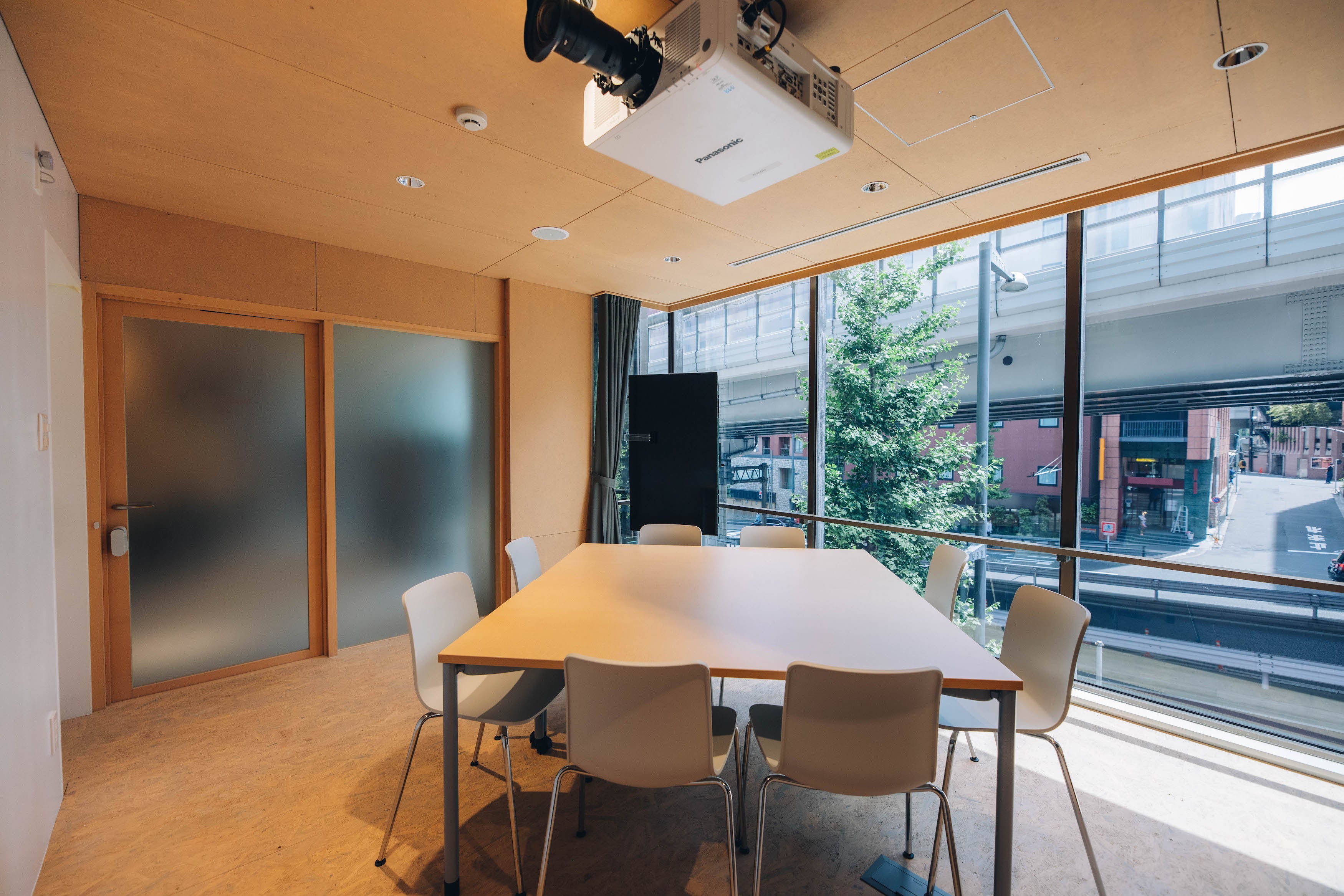 窓が大きく開放感のあるミーティングルームを完備