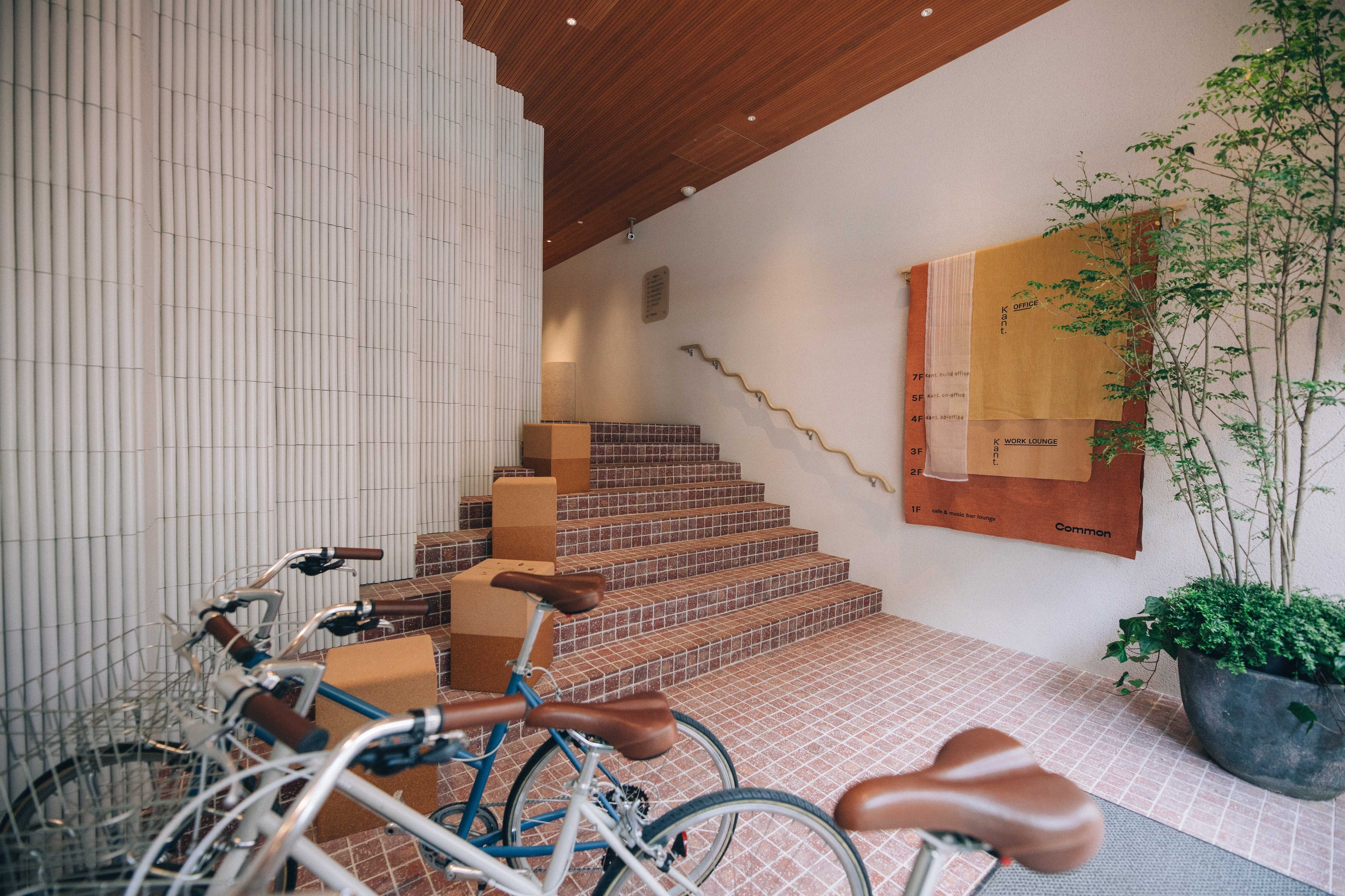 タイル貼りの風通しの良いエントランス