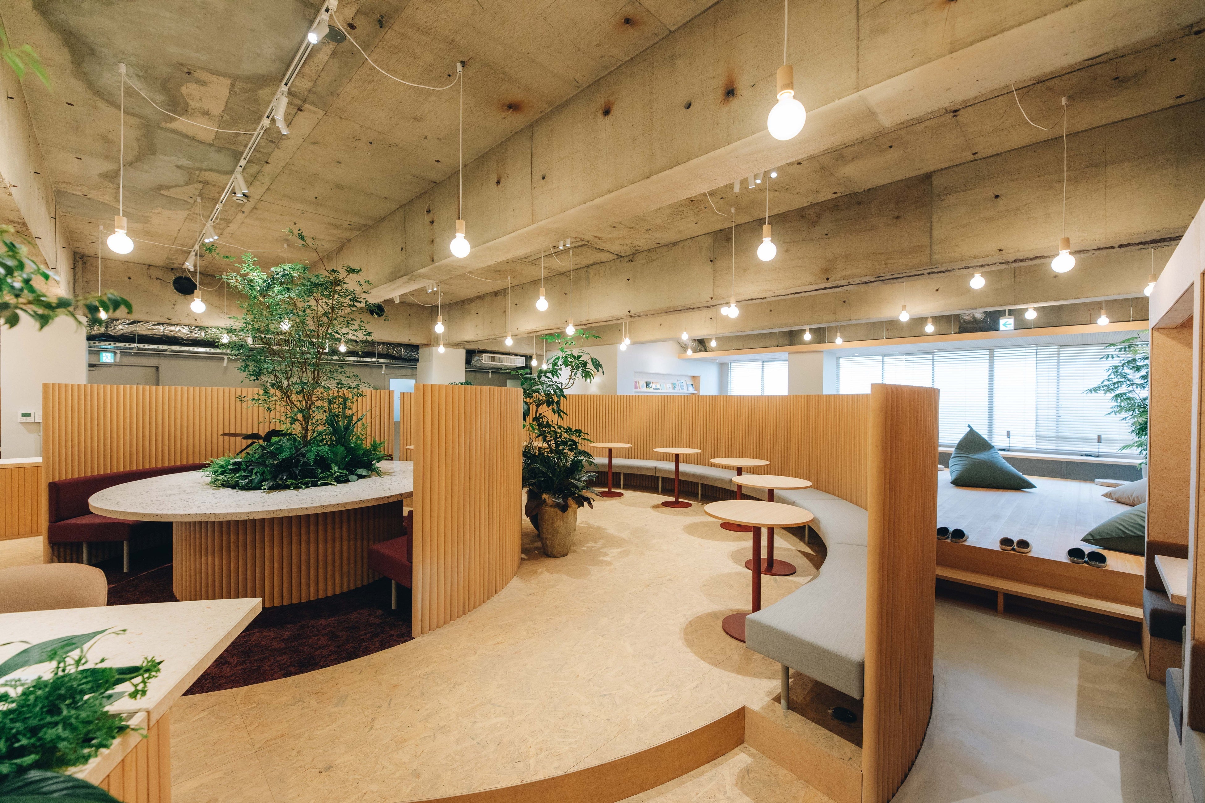 緑あふれる開放的なワークラウンジ