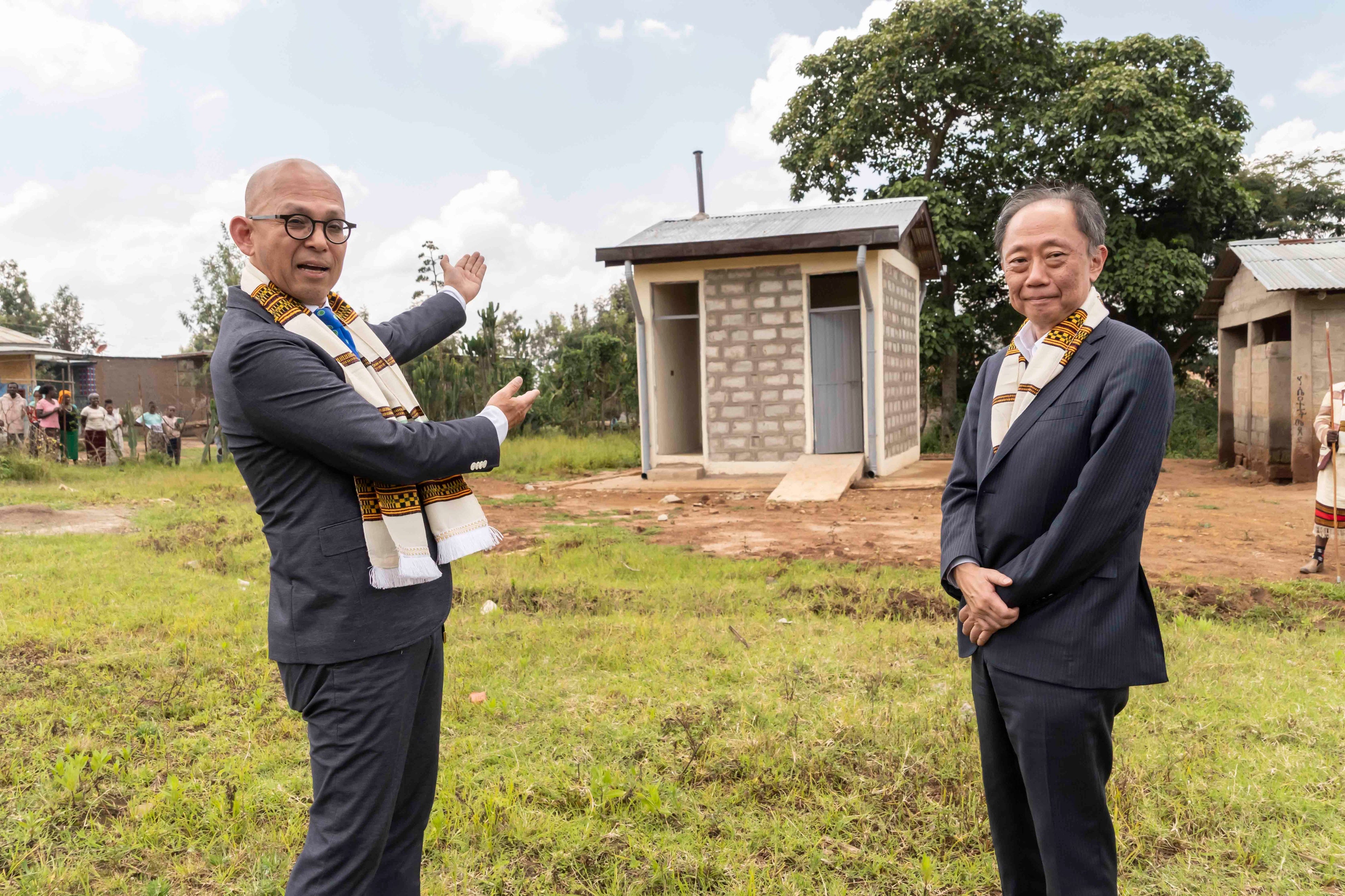 （写真右：在エチオピア日本大使館　柴田裕憲大使閣下） （写真左：ファミリーマート代表取締役社長　細見研介）