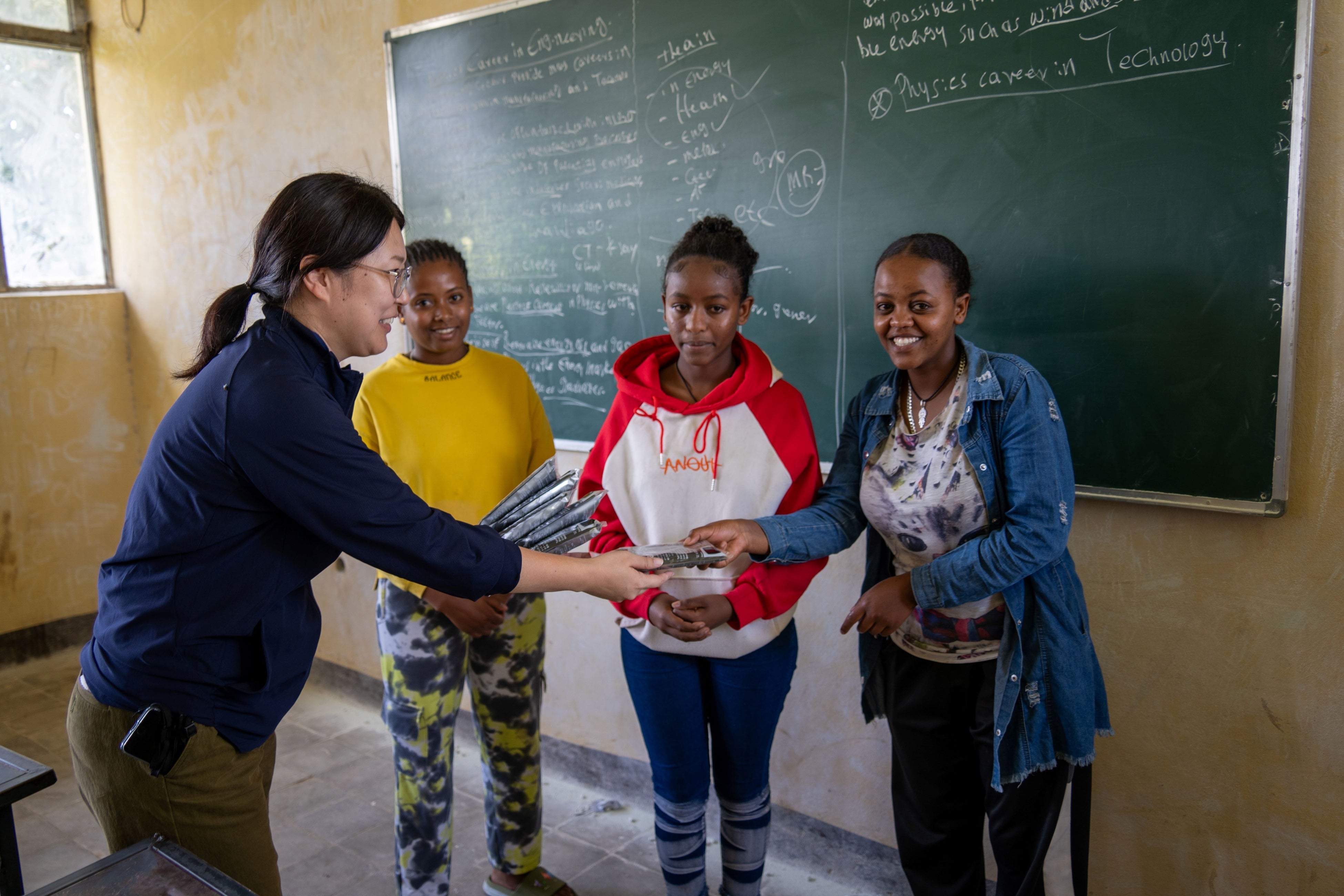 （写真左：ファミリーマート社員）