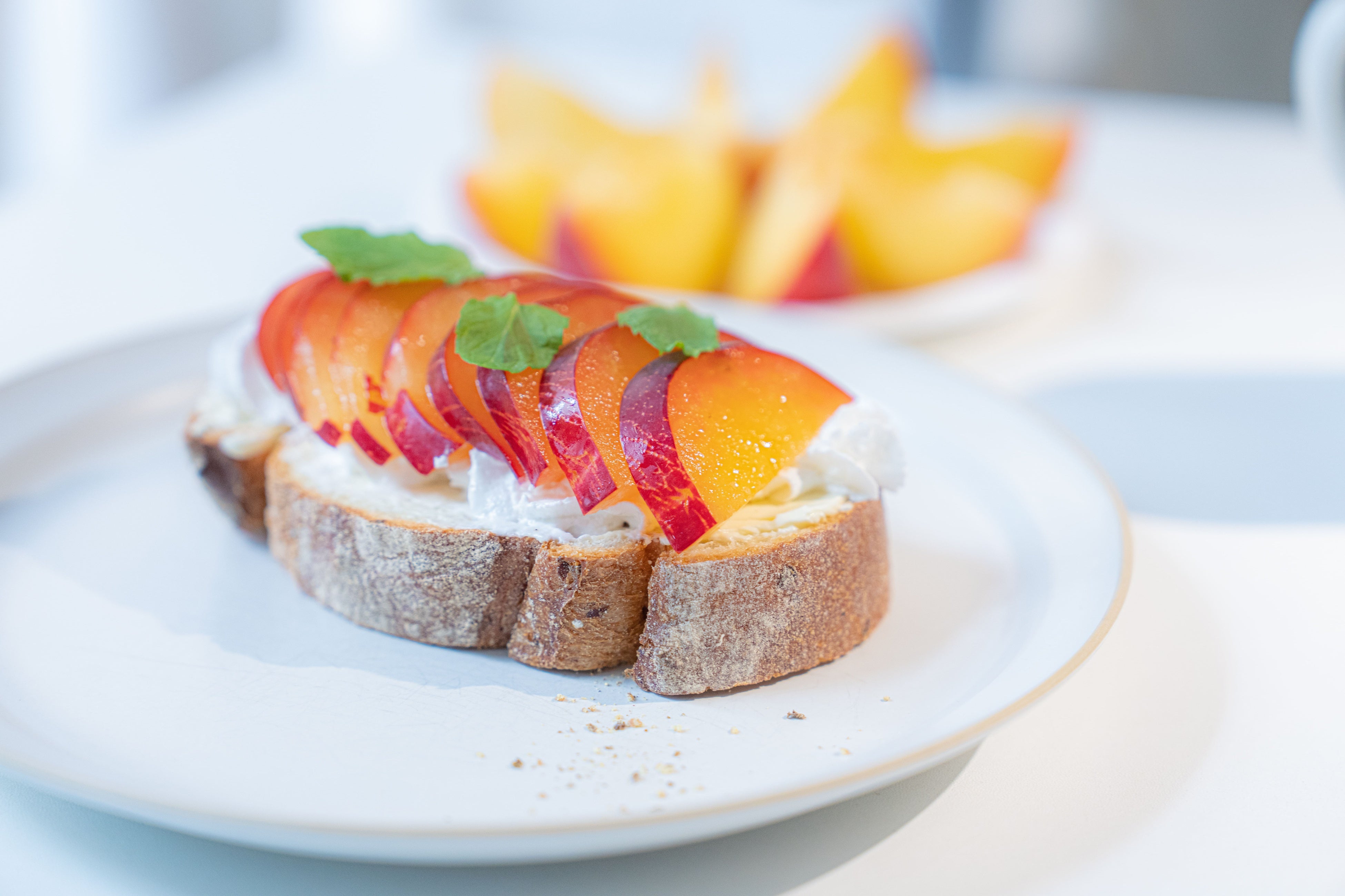 フルーツを使ったデザートを提供