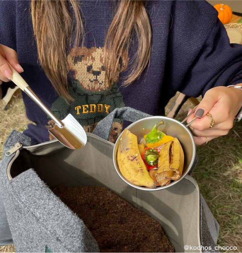 インスタグラム@camjyoよりキャンプでコンポストを使用する様子