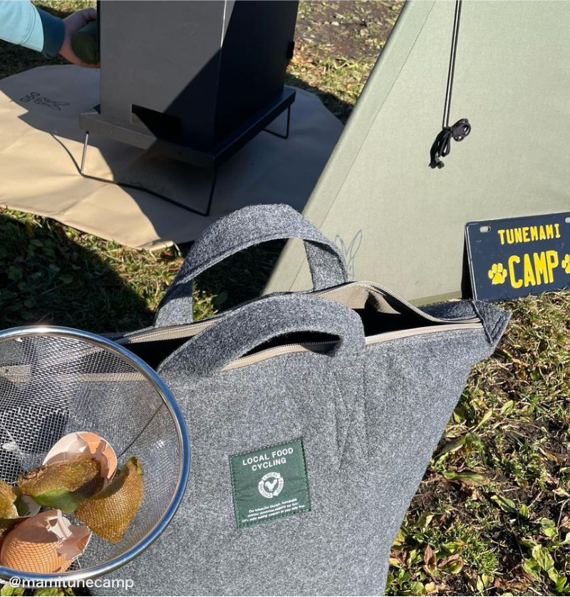 インスタグラム@camjyoよりキャンプでコンポストを使用する様子