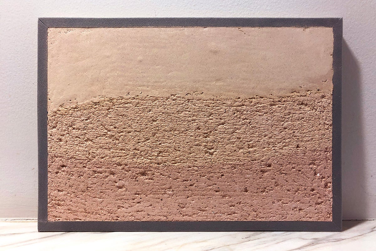 県産赤瓦と白化サンゴとを粉砕して作った左官材 （サンプル）