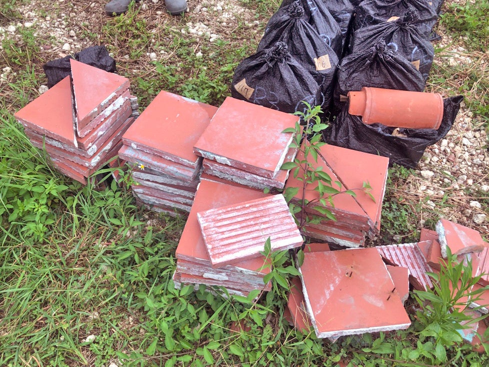 焼損した首里城・赤瓦