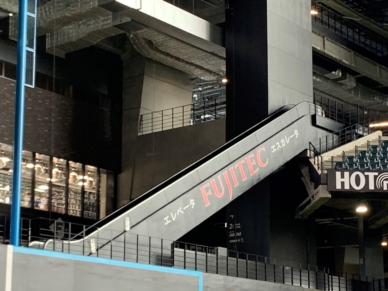 エスカレータ側壁に当社ロゴを掲出