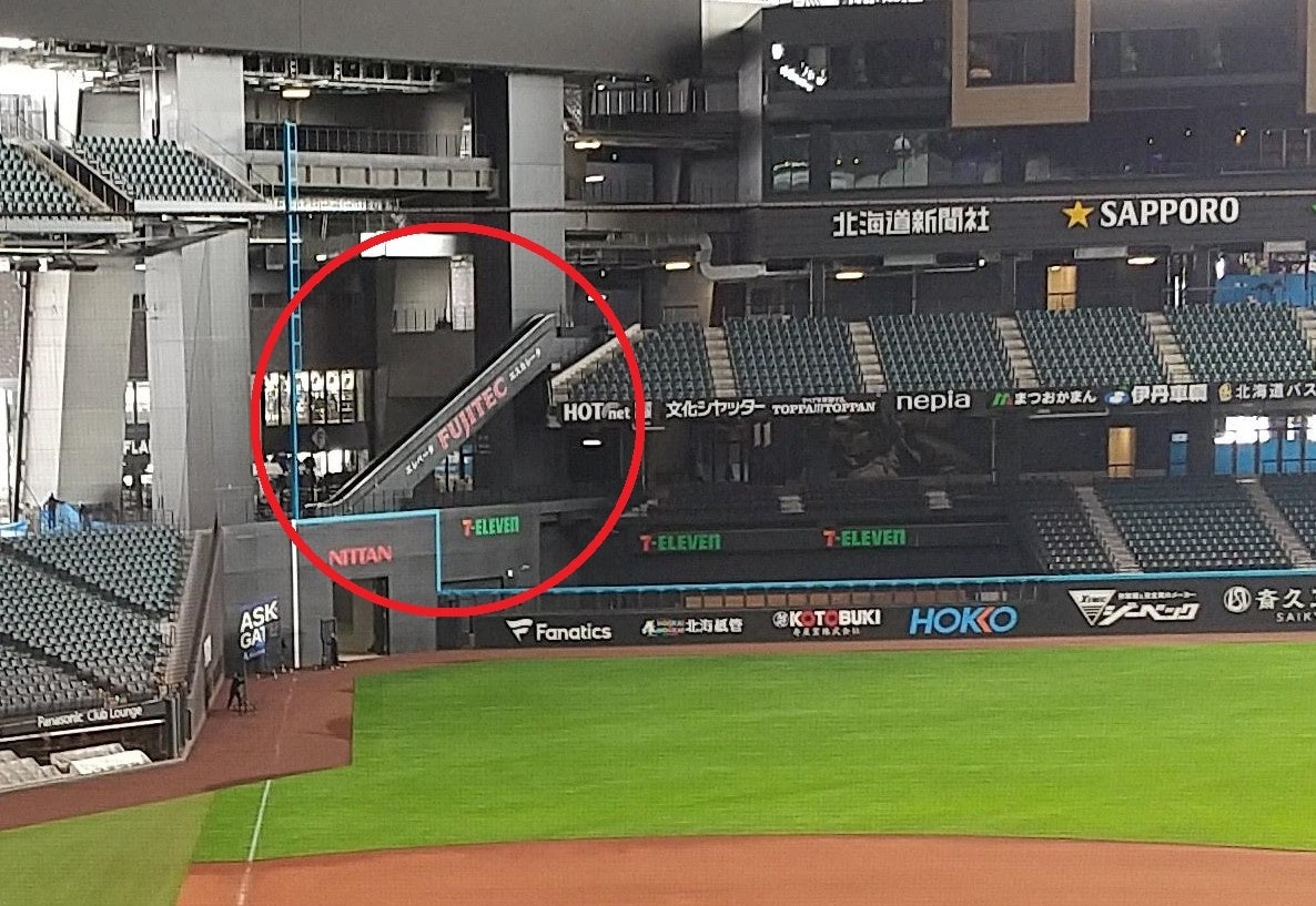 グラウンドに面したエスカレータ