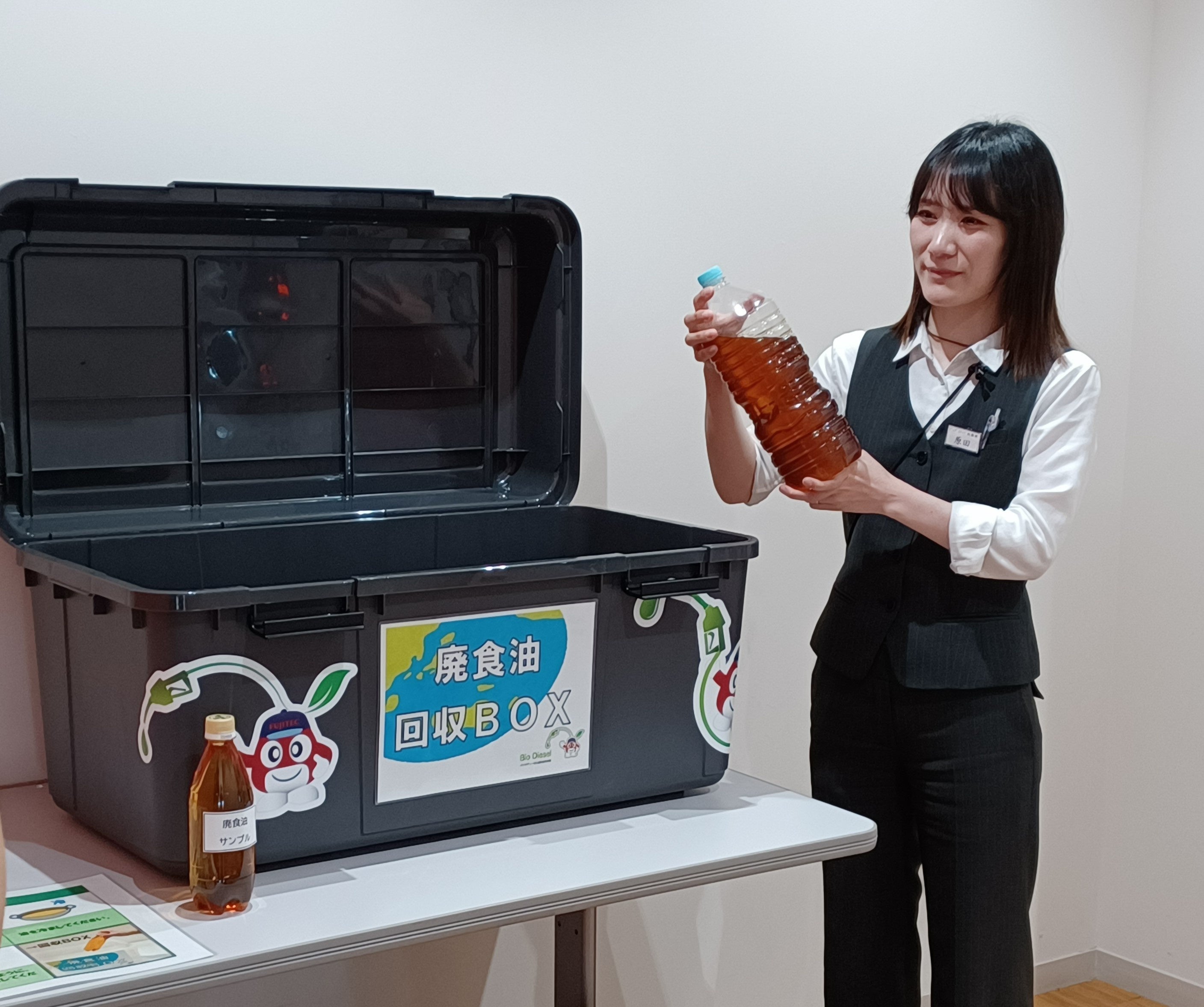 従業員の家庭で出たてんぷら油を弊社カフェテリア横で回収します