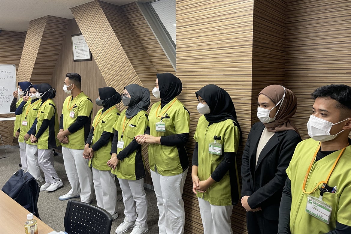 赴任先で研修を受けるインドネシア人介護士