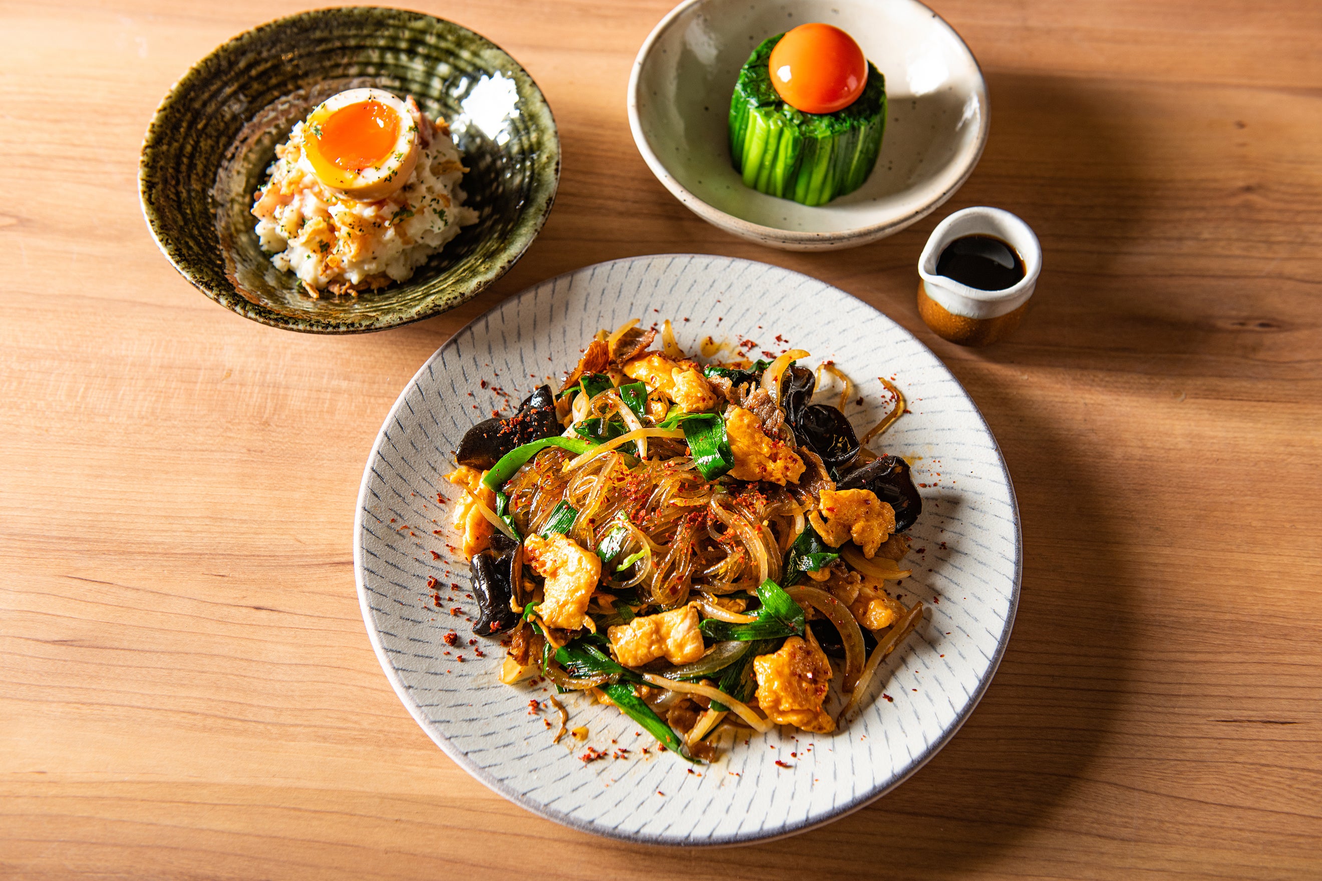 辛麺チャプチェ、塚だまポテトサラダ、ニラ釜玉