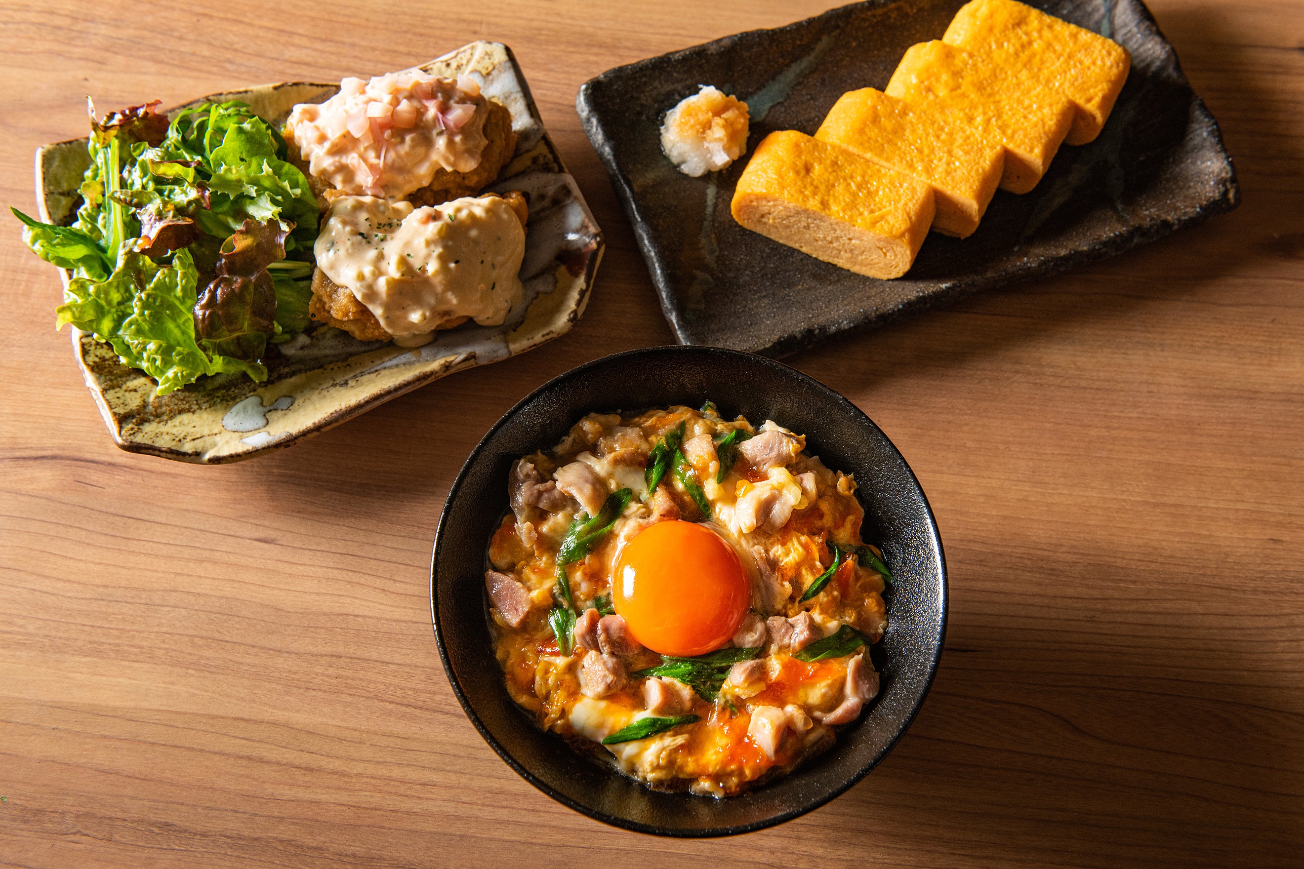 塚だまと地鶏の親子丼、若鶏のチキン南蛮 ハーフ＆ハーフ、自家製卵焼き