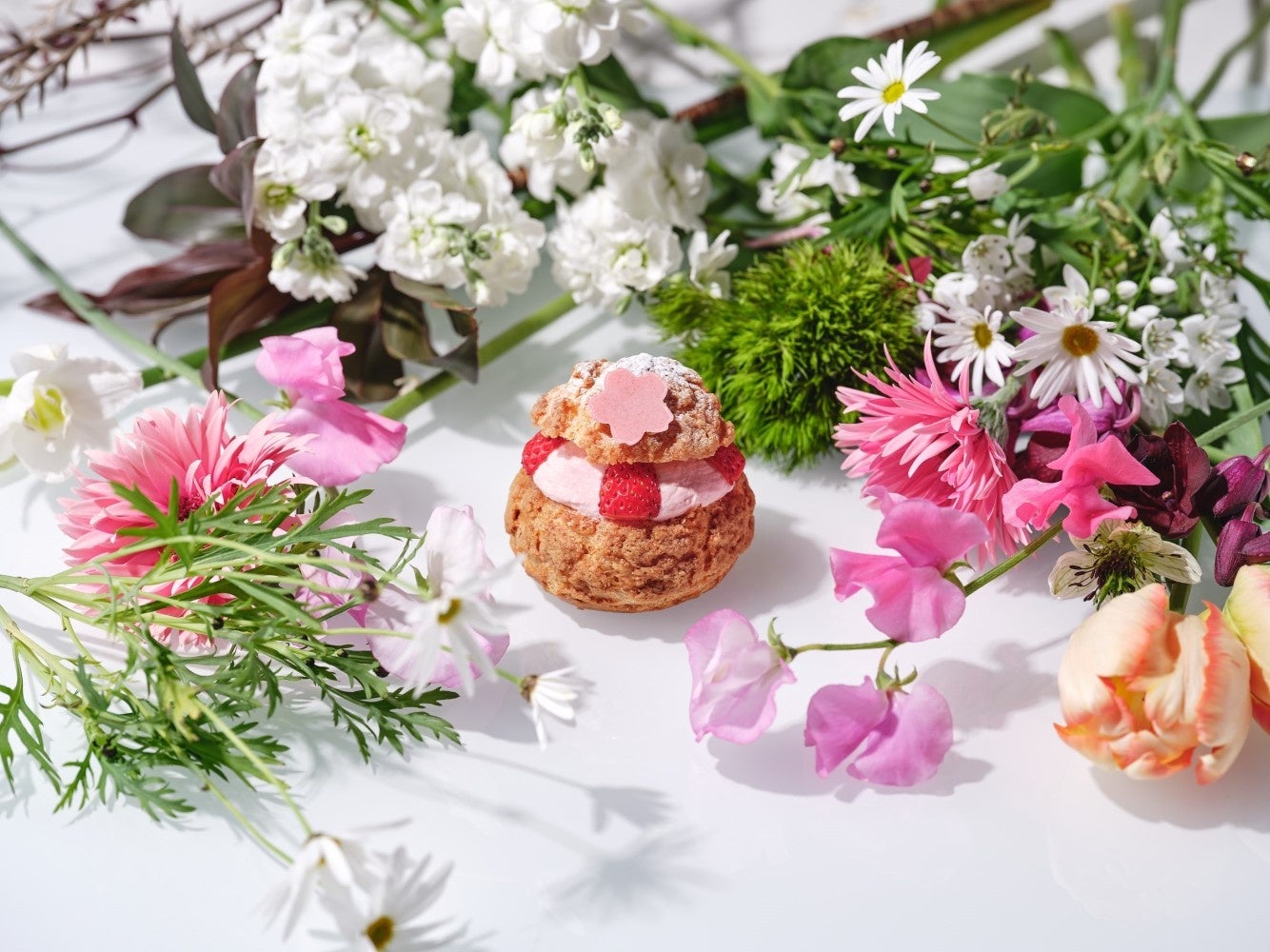 ラ・プレシューズ 「桜のシューアラクレーム」 単品 432円（税込・テイクアウト） ドリンクセット 1,100円（税込）