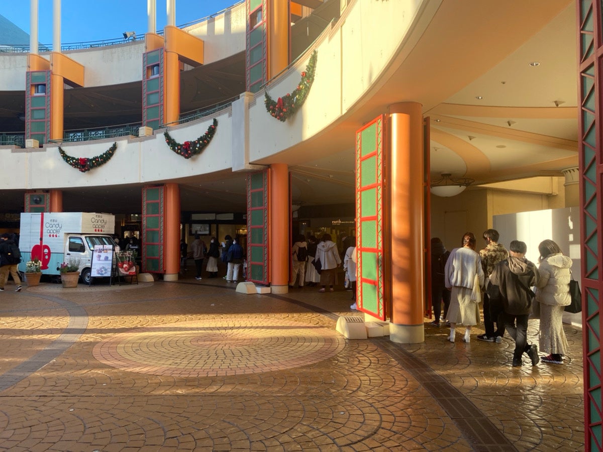 オープン前から常に40人以上の並びの状況