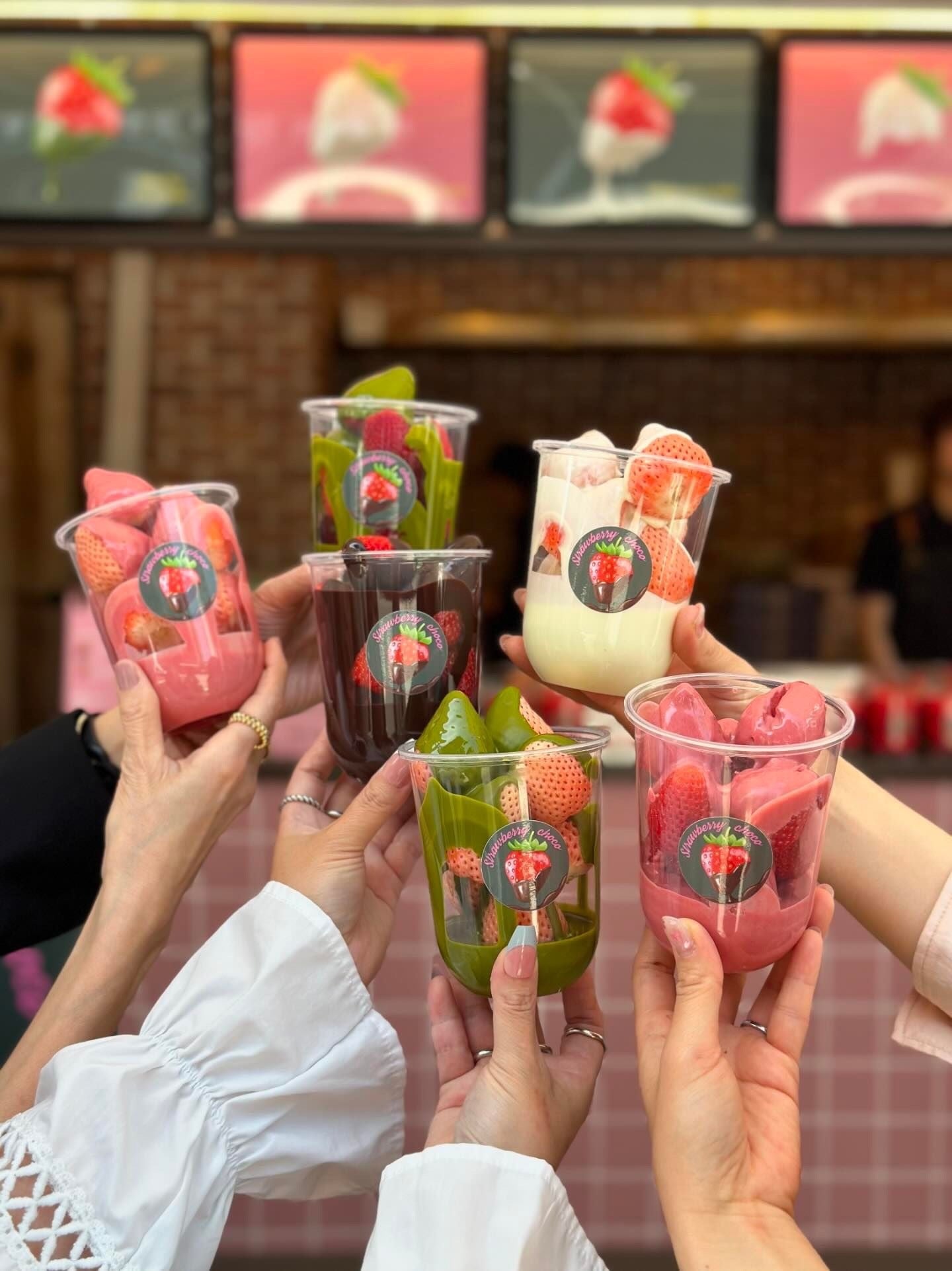 大阪に初上陸》苺にた〜っぷりの生チョコを降り注ぐ、原宿で行列の